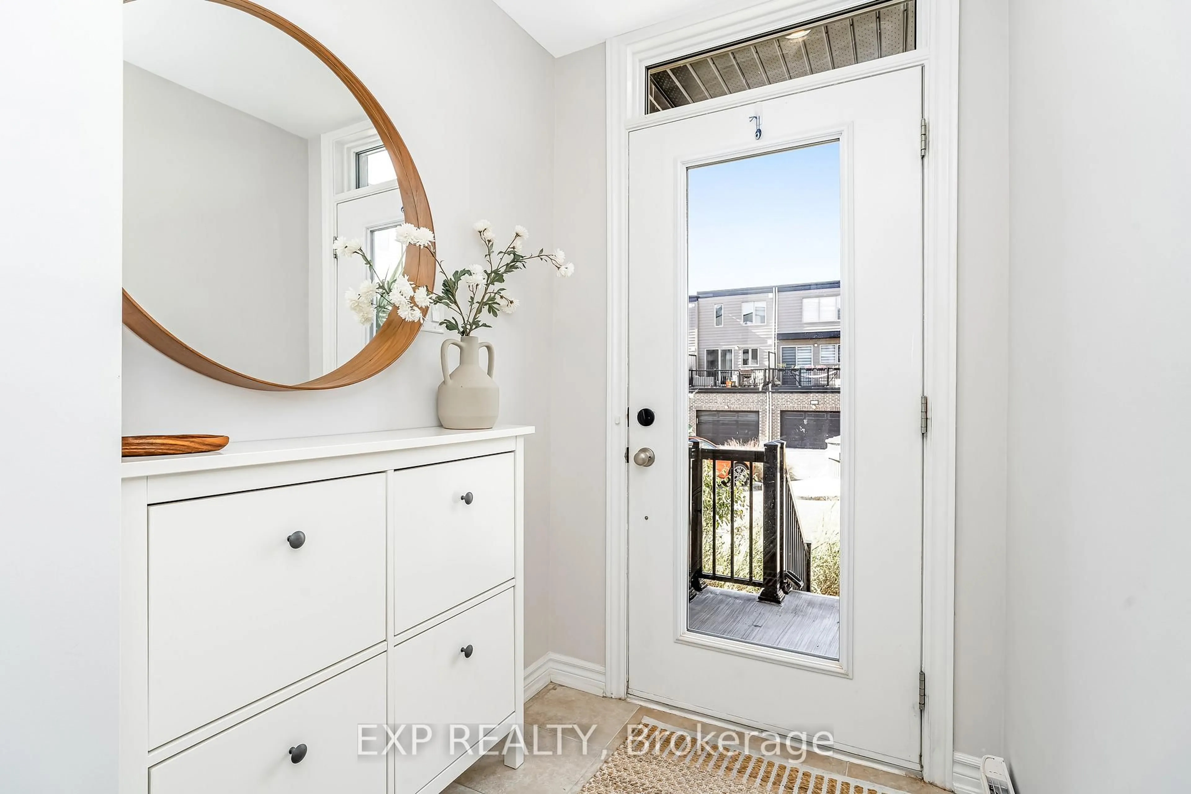 Indoor entryway for 525 Ozawa Private, Ottawa Ontario K1K 4Z8