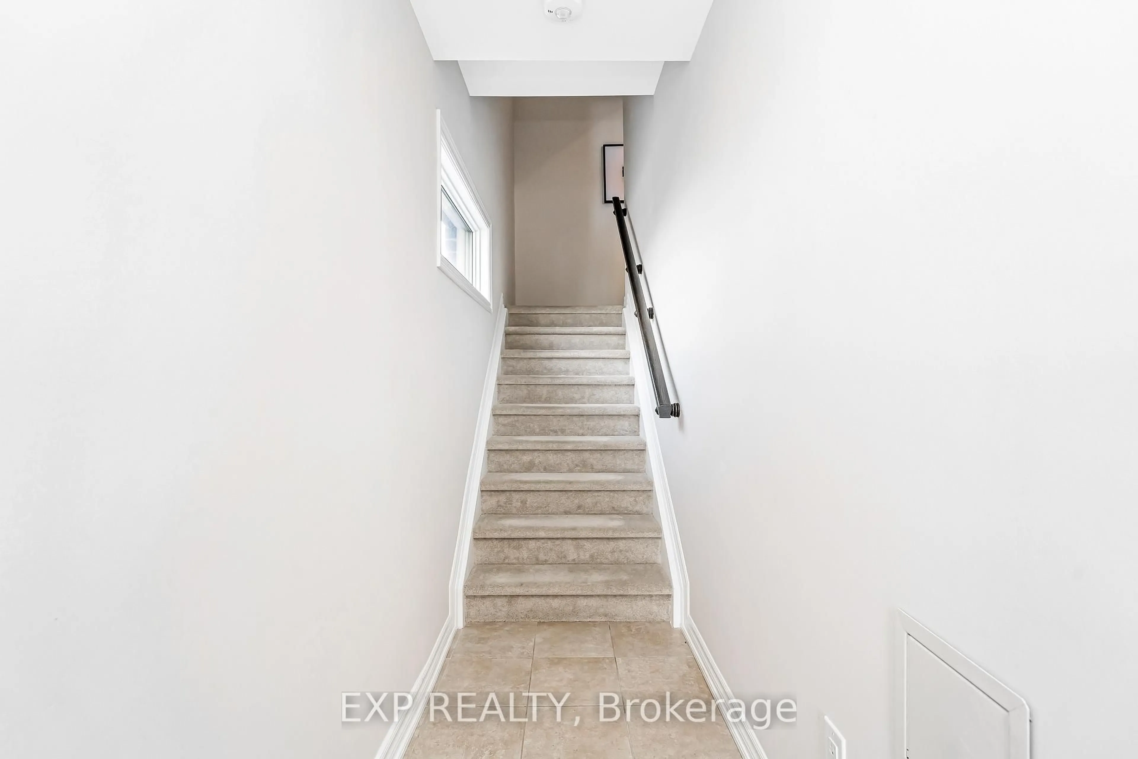 Stairs for 525 Ozawa Private, Ottawa Ontario K1K 4Z8