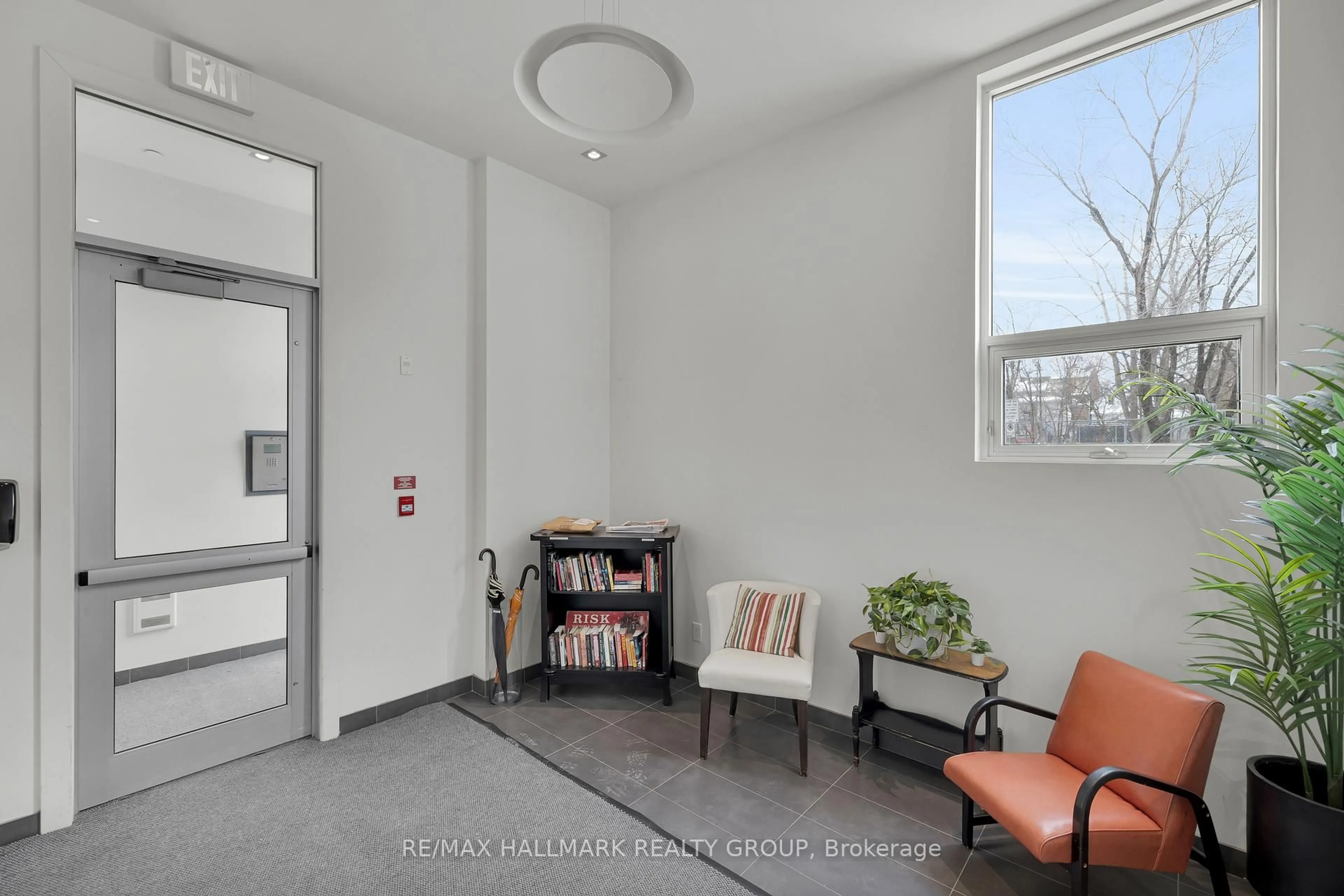 Indoor foyer for 390 Booth St #106, Ottawa Ontario K1R 7K6