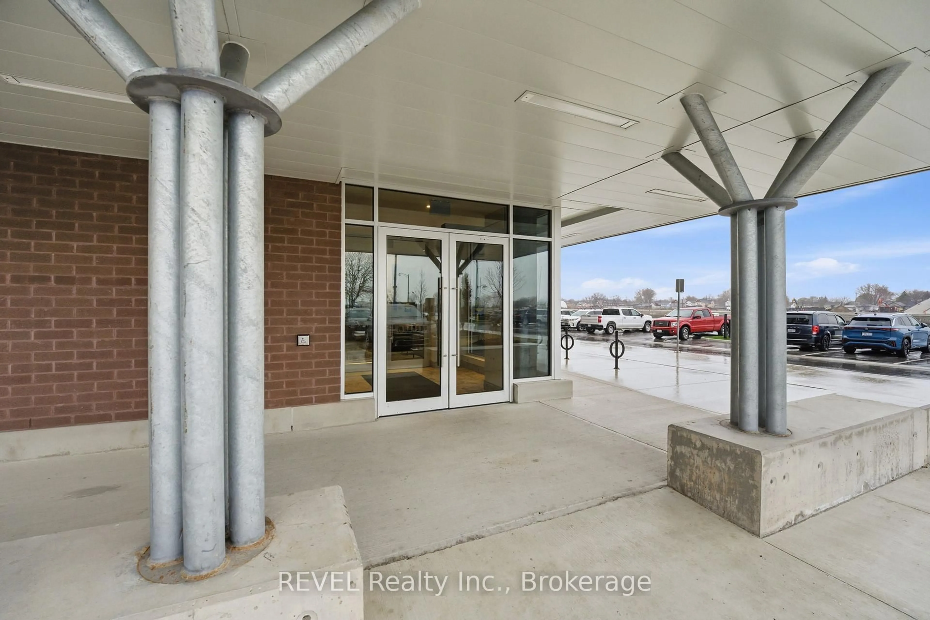 Indoor foyer for 118 West St #203, Port Colborne Ontario L3K 0B9