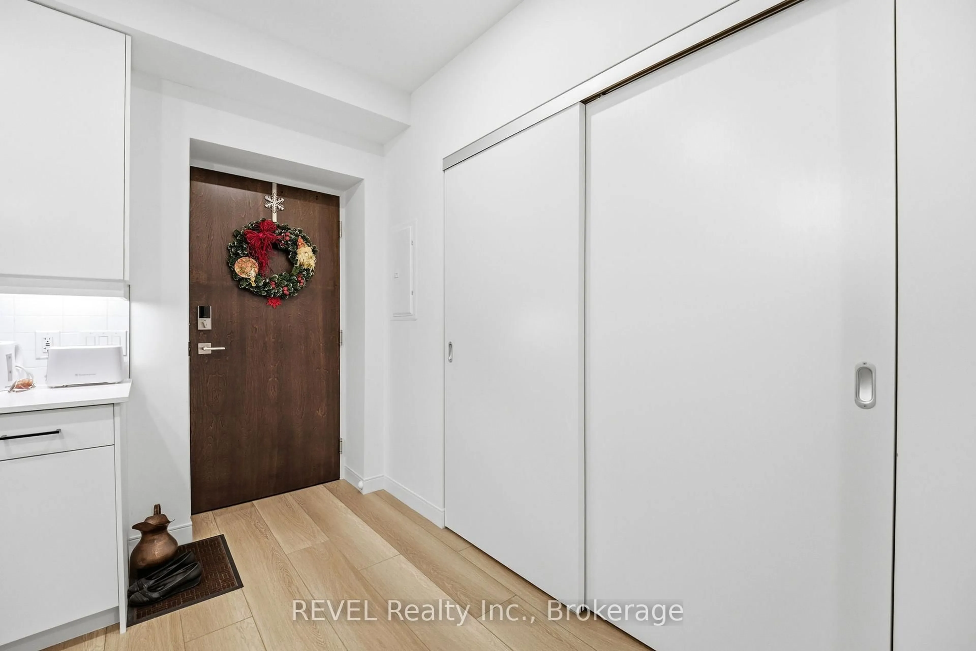 Indoor entryway for 118 West St #203, Port Colborne Ontario L3K 0B9