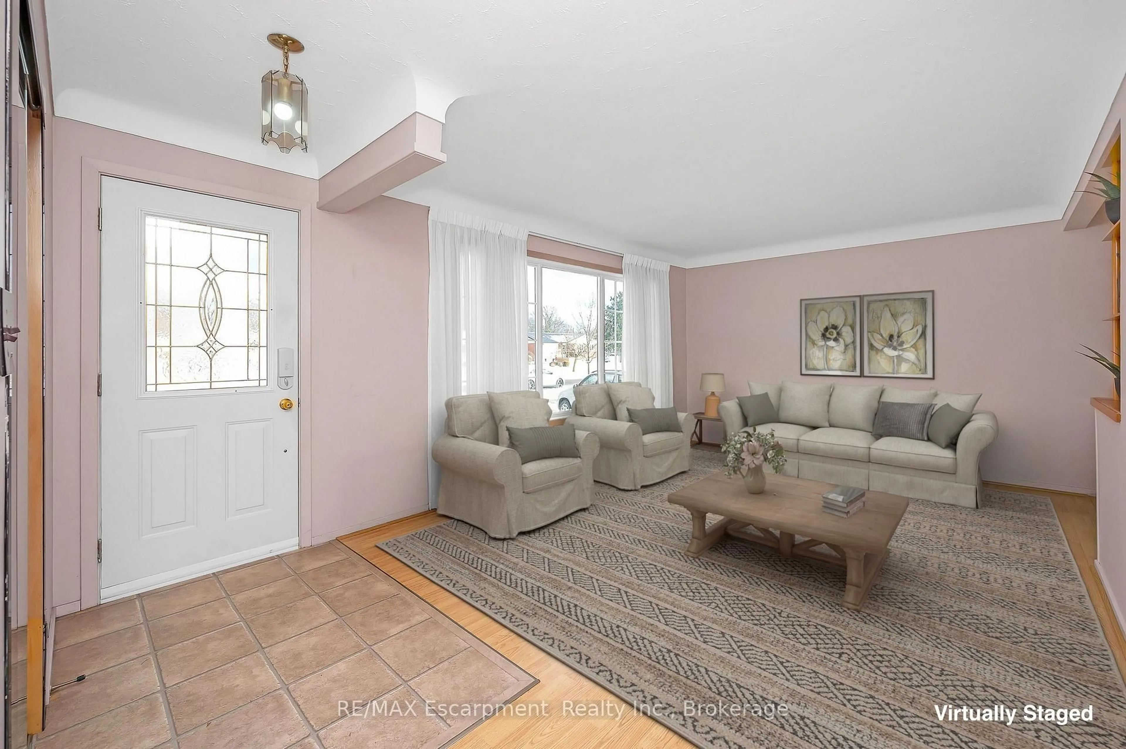 Living room with furniture, unknown for 16 Glendale Dr, Welland Ontario L3C 4Y6