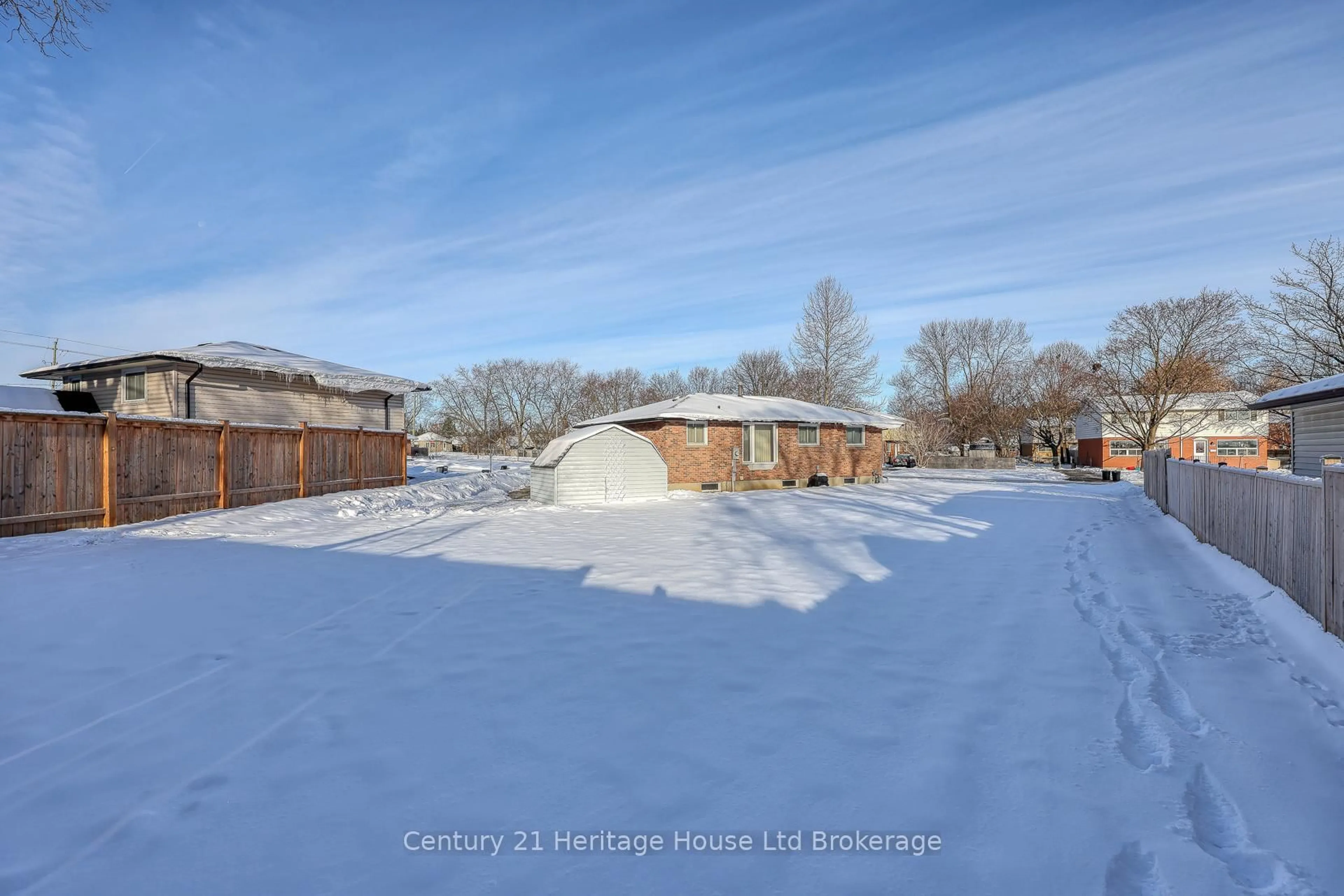 A pic from outside/outdoor area/front of a property/back of a property/a pic from drone, street for 816 Pavey St, Woodstock Ontario N4S 2M1