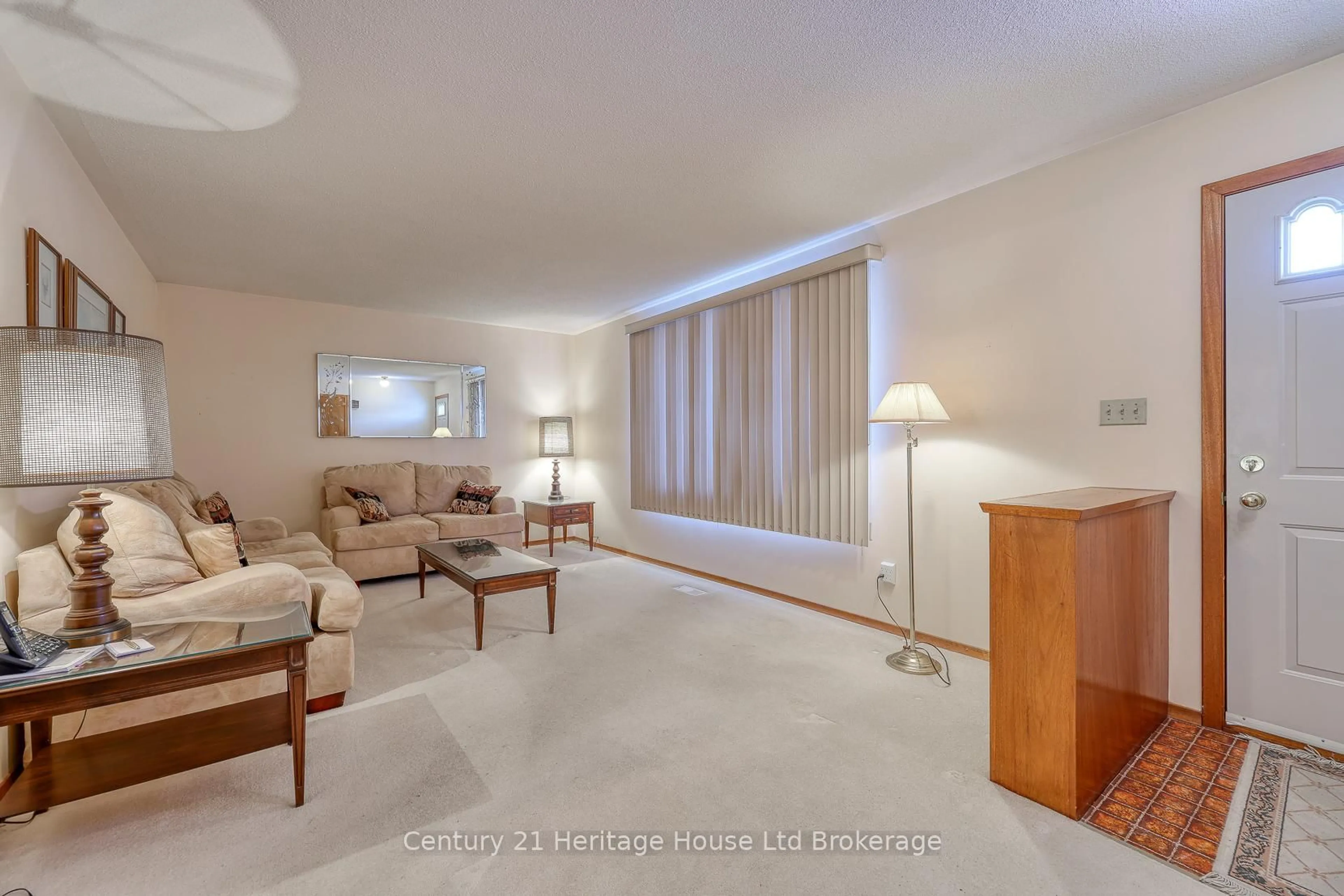 Living room with furniture, unknown for 816 Pavey St, Woodstock Ontario N4S 2M1