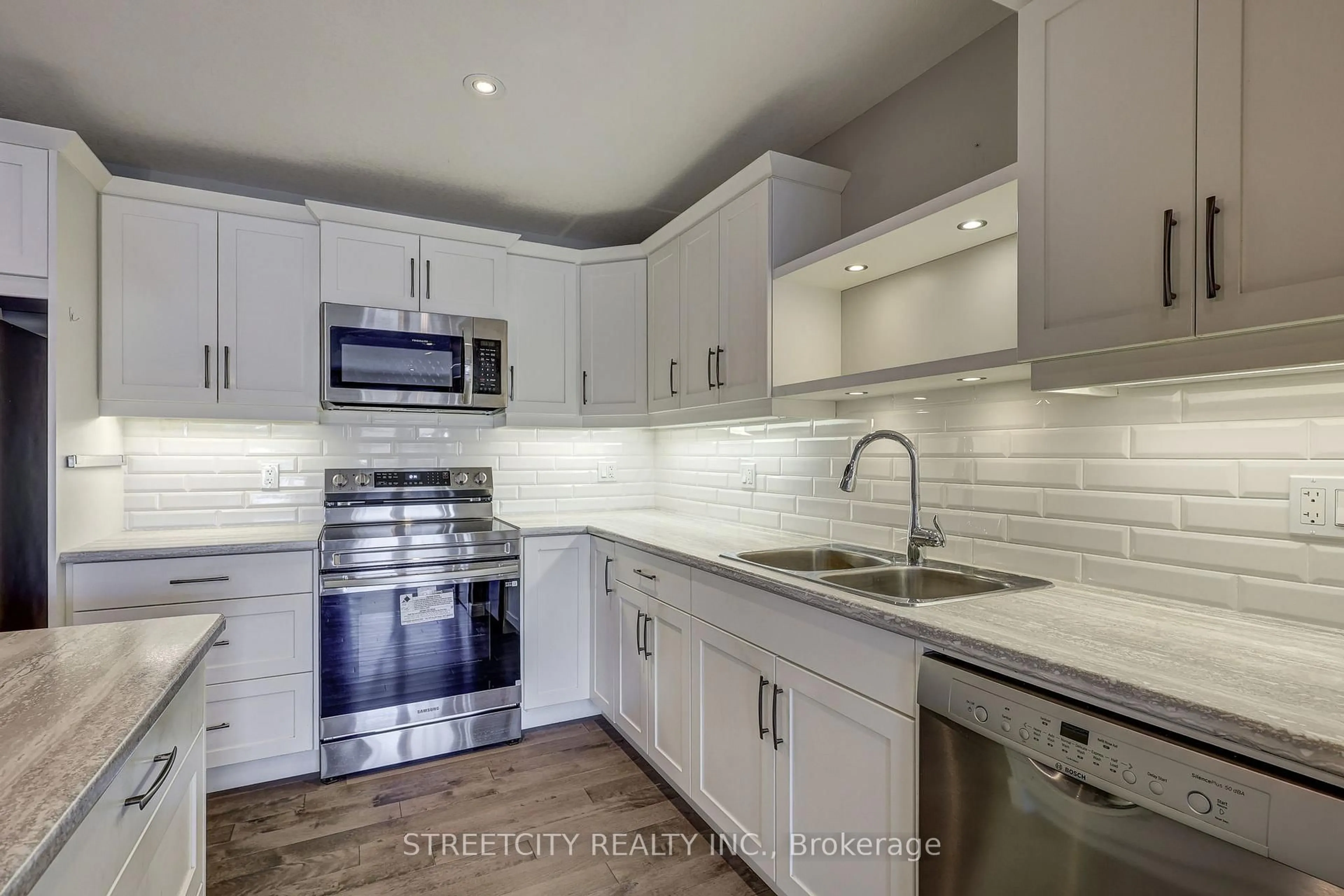 Open concept kitchen, ceramic/tile floor for 6 Arbor Tr, St. Thomas Ontario N5R 0H1