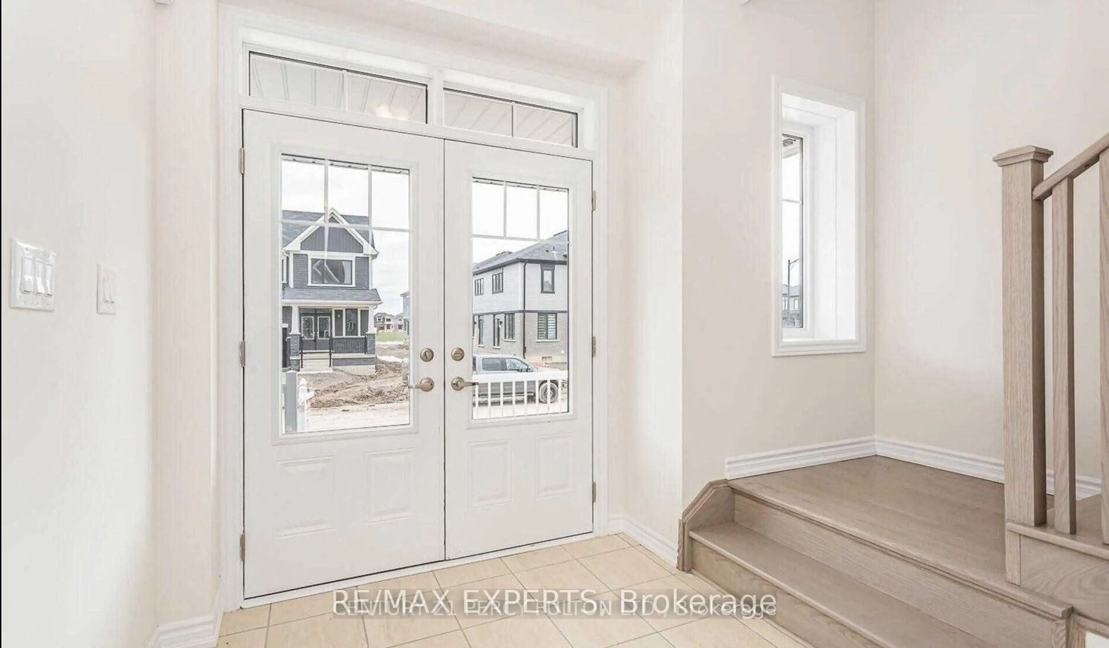 Indoor entryway for 72 Malcolm Cres, Haldimand Ontario N3W 0E9