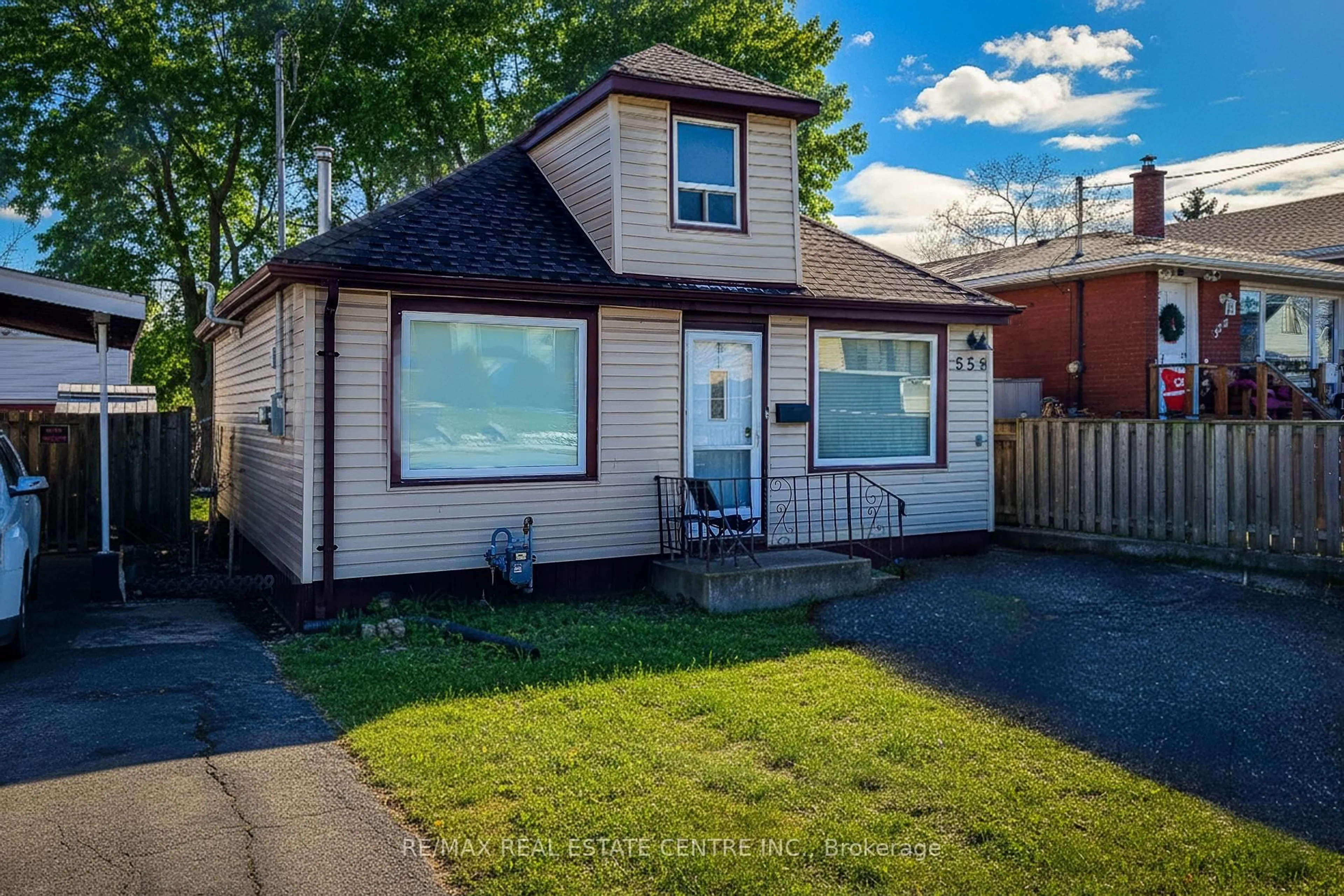 Home with vinyl exterior material, street for 558 Barnaby St, Hamilton Ontario L8H 6T9