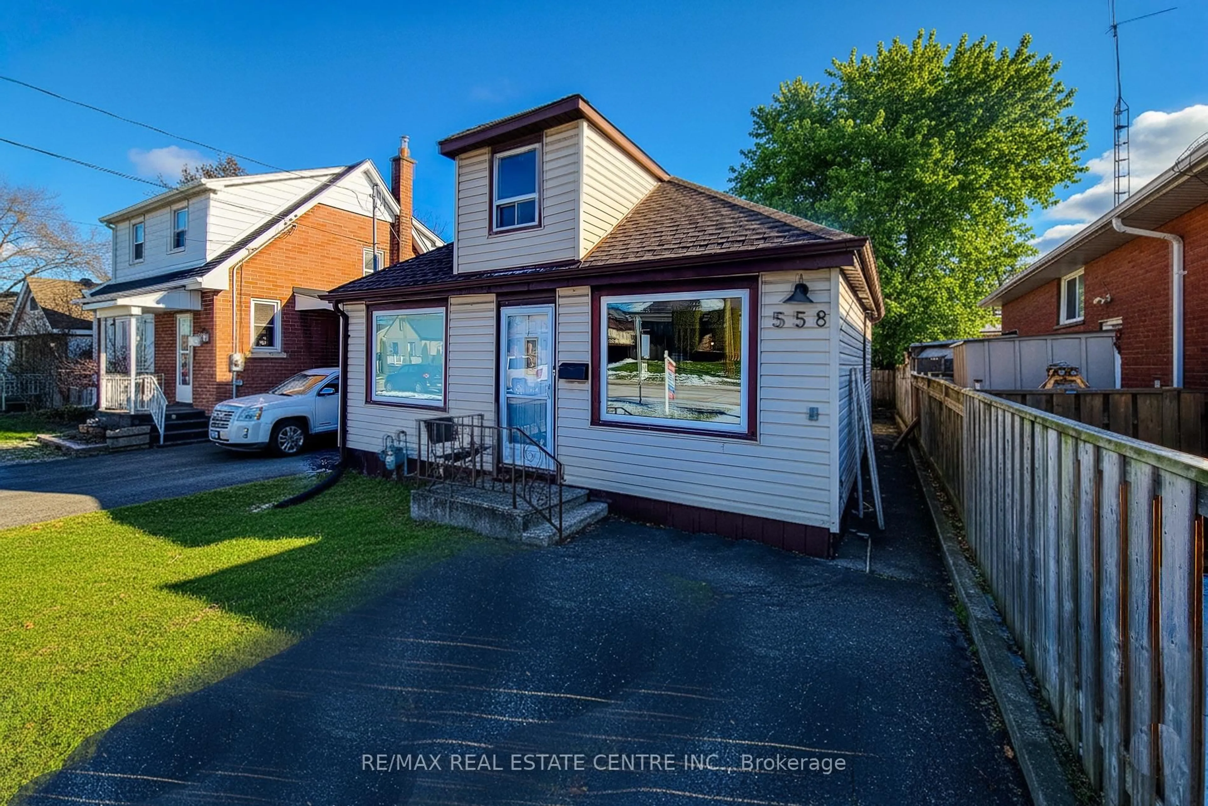 A pic from outside/outdoor area/front of a property/back of a property/a pic from drone, street for 558 Barnaby St, Hamilton Ontario L8H 6T9