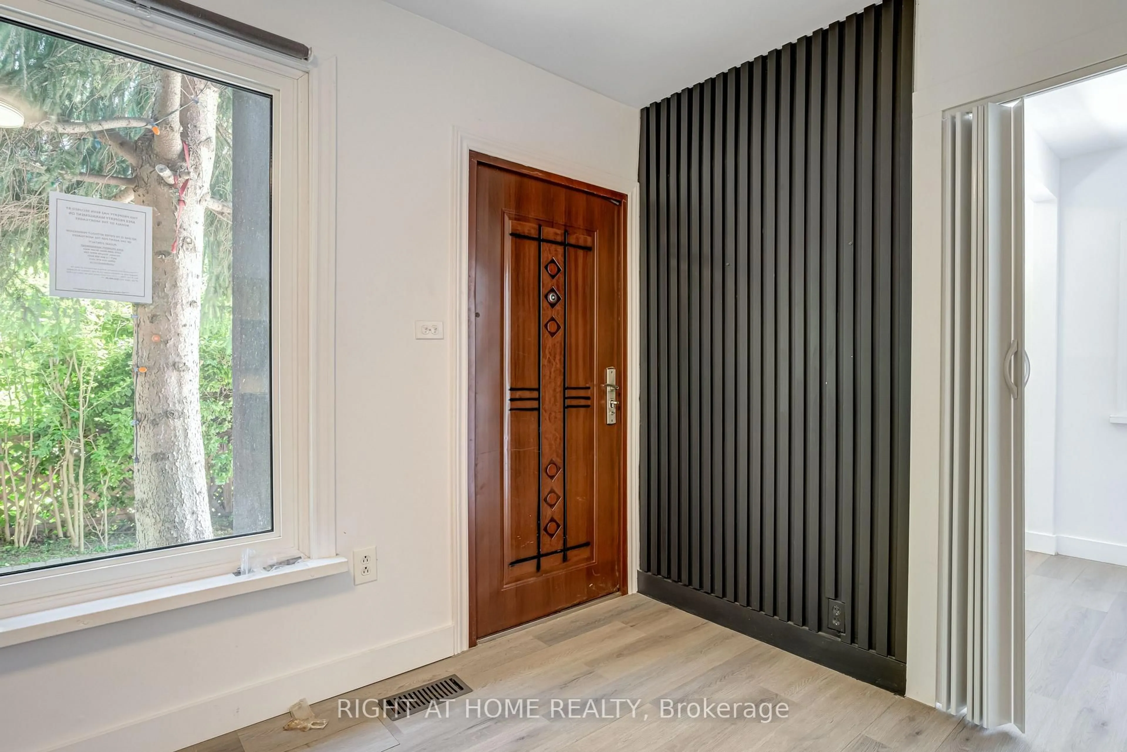 Indoor entryway for 9 Belfast Crt, St. Catharines Ontario L2R 1P3