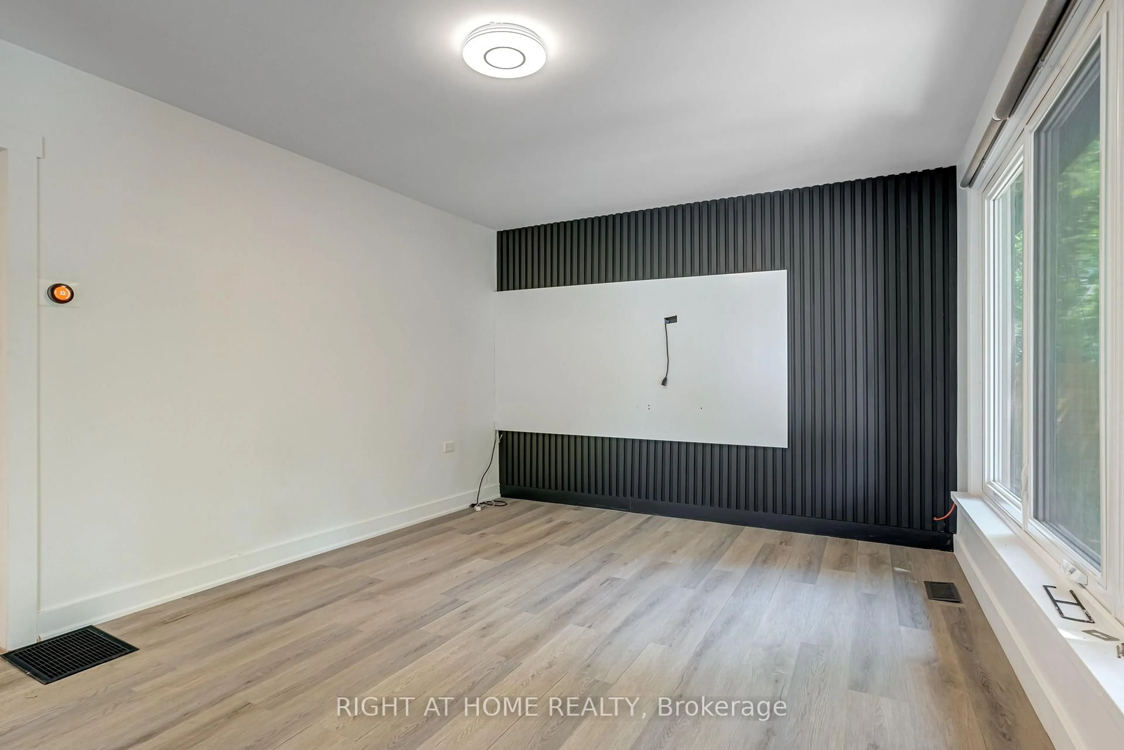 A pic of a room for 9 Belfast Crt, St. Catharines Ontario L2R 1P3