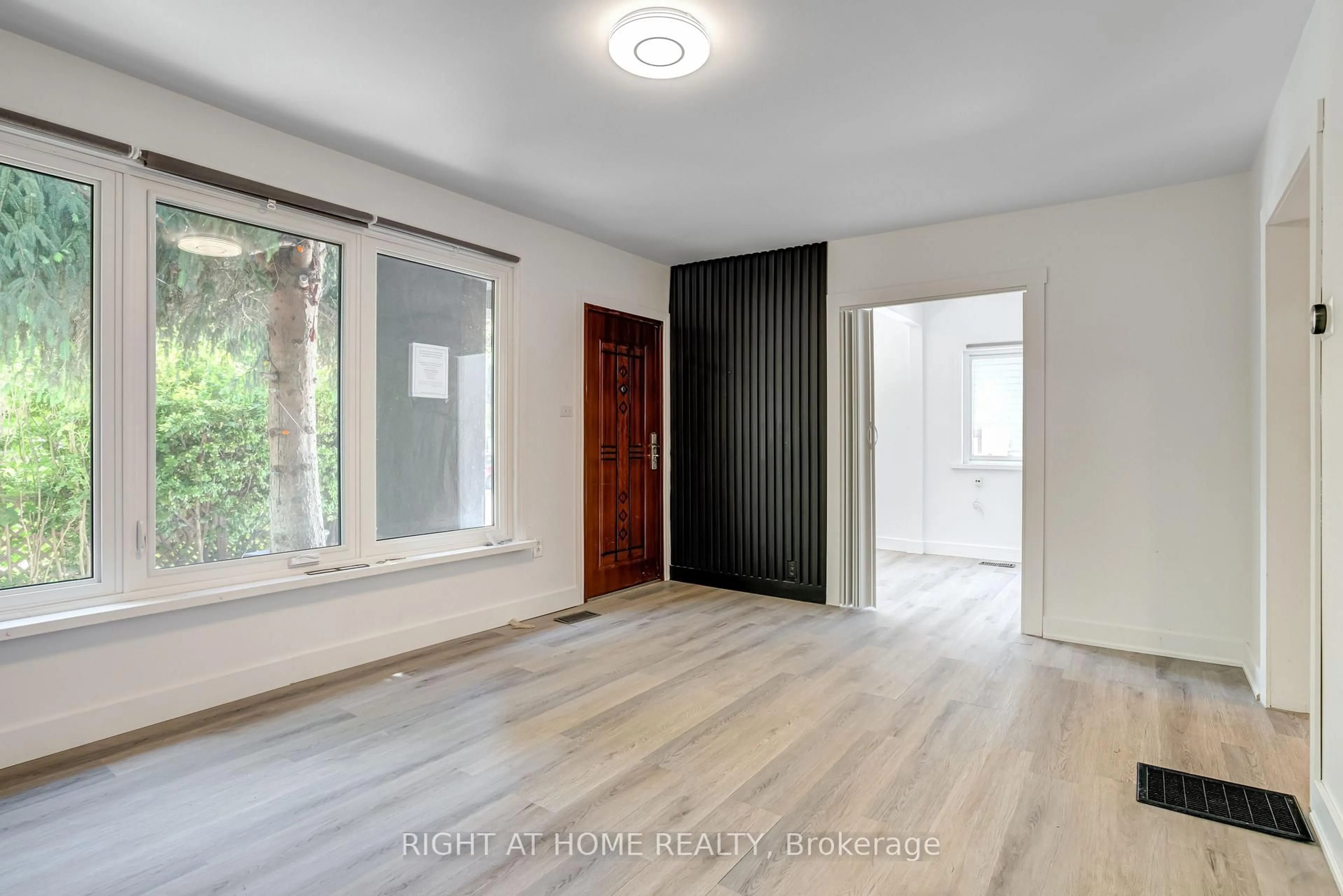 Unknown for 9 Belfast Crt, St. Catharines Ontario L2R 1P3