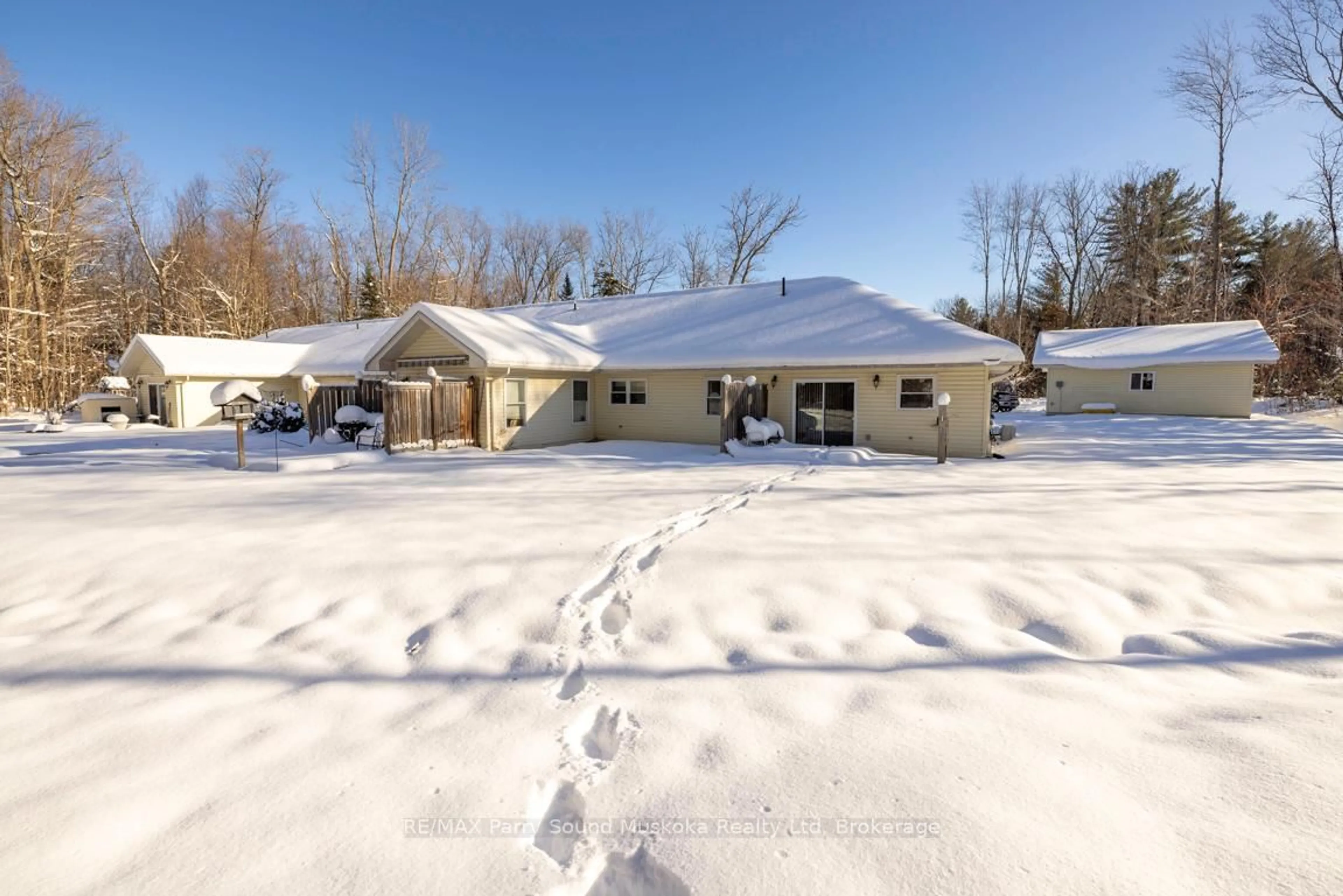 A pic from outside/outdoor area/front of a property/back of a property/a pic from drone, street for 25 Seguin Pl #17, Seguin Ontario P2A 1B2