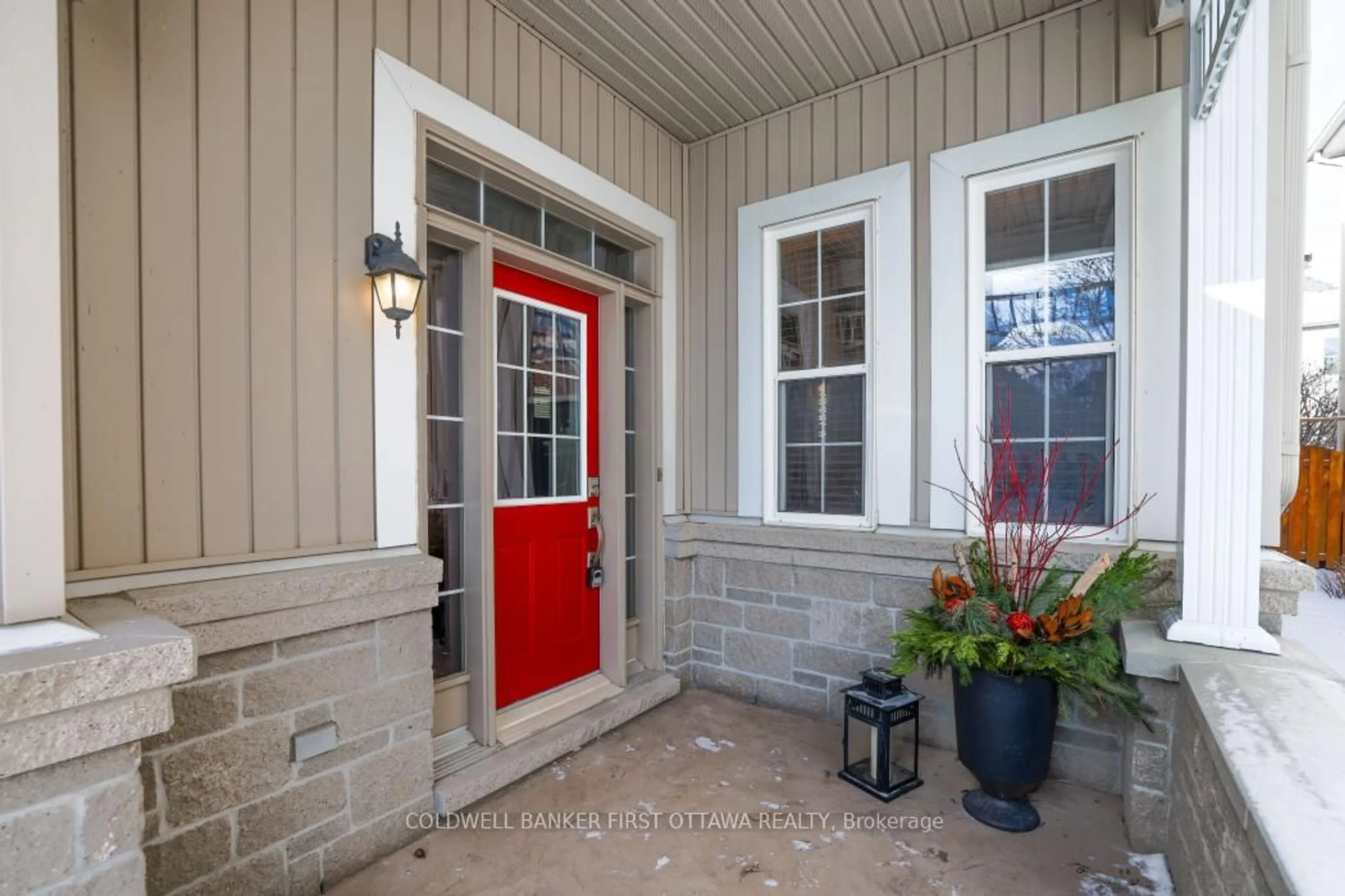 Indoor entryway for 104 Streamside Cres, Ottawa Ontario K2W 0A9