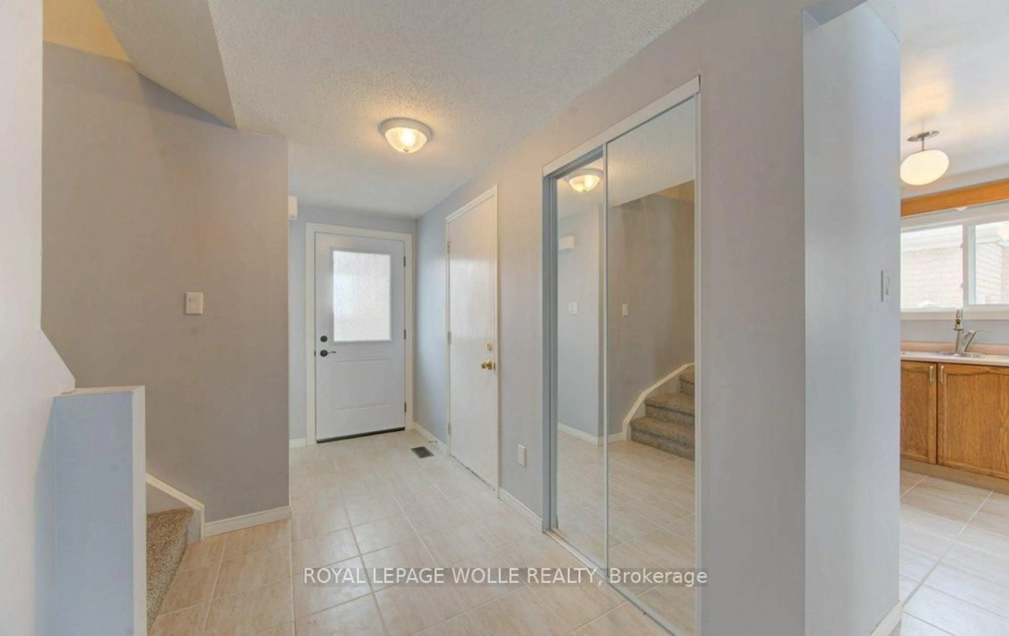 Indoor entryway for 502 Misty Cres, Kitchener Ontario N2B 3V6