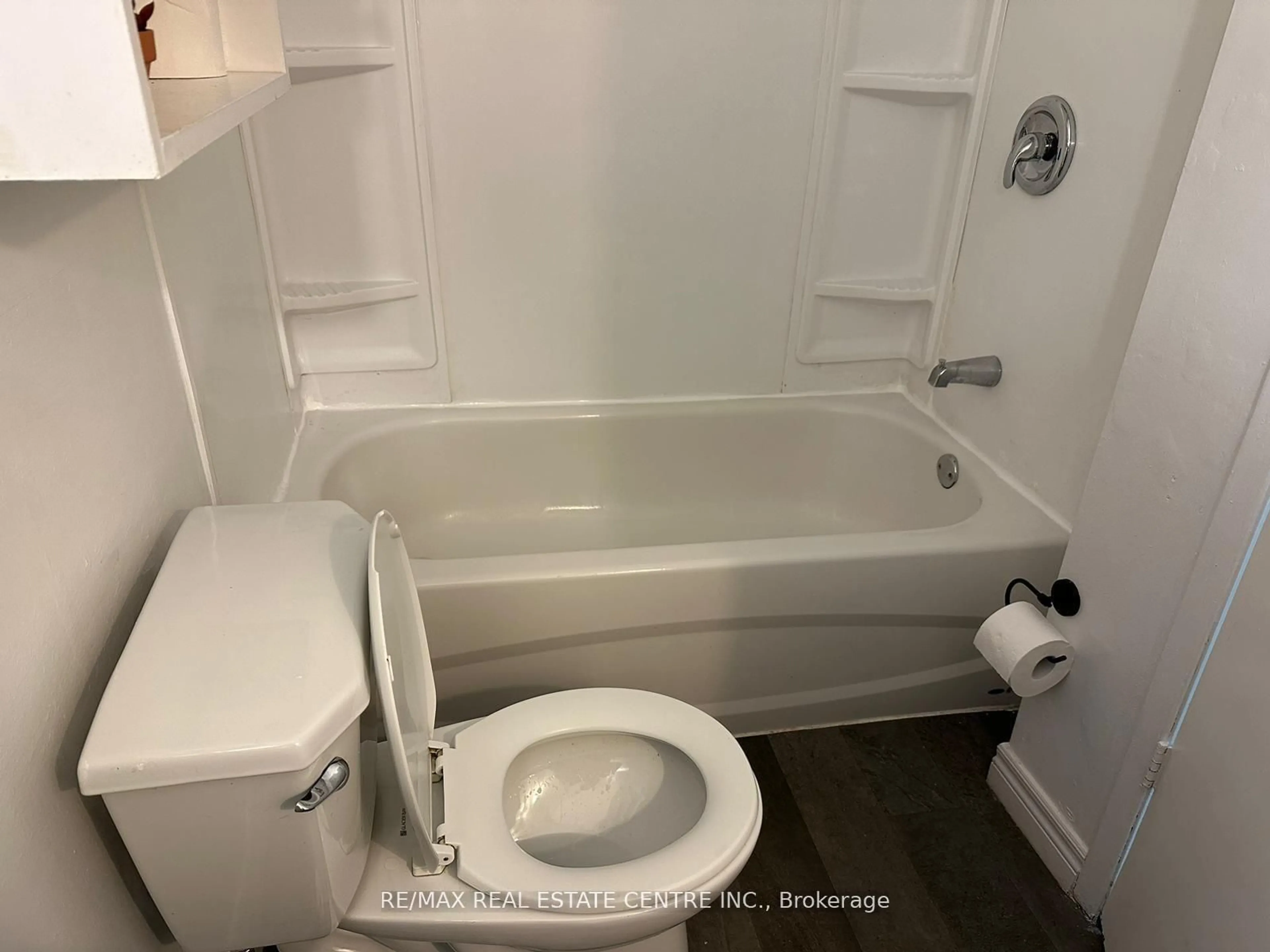 Standard bathroom, floor is not visible for 18 Forks Rd, Welland Ontario L3B 5K1