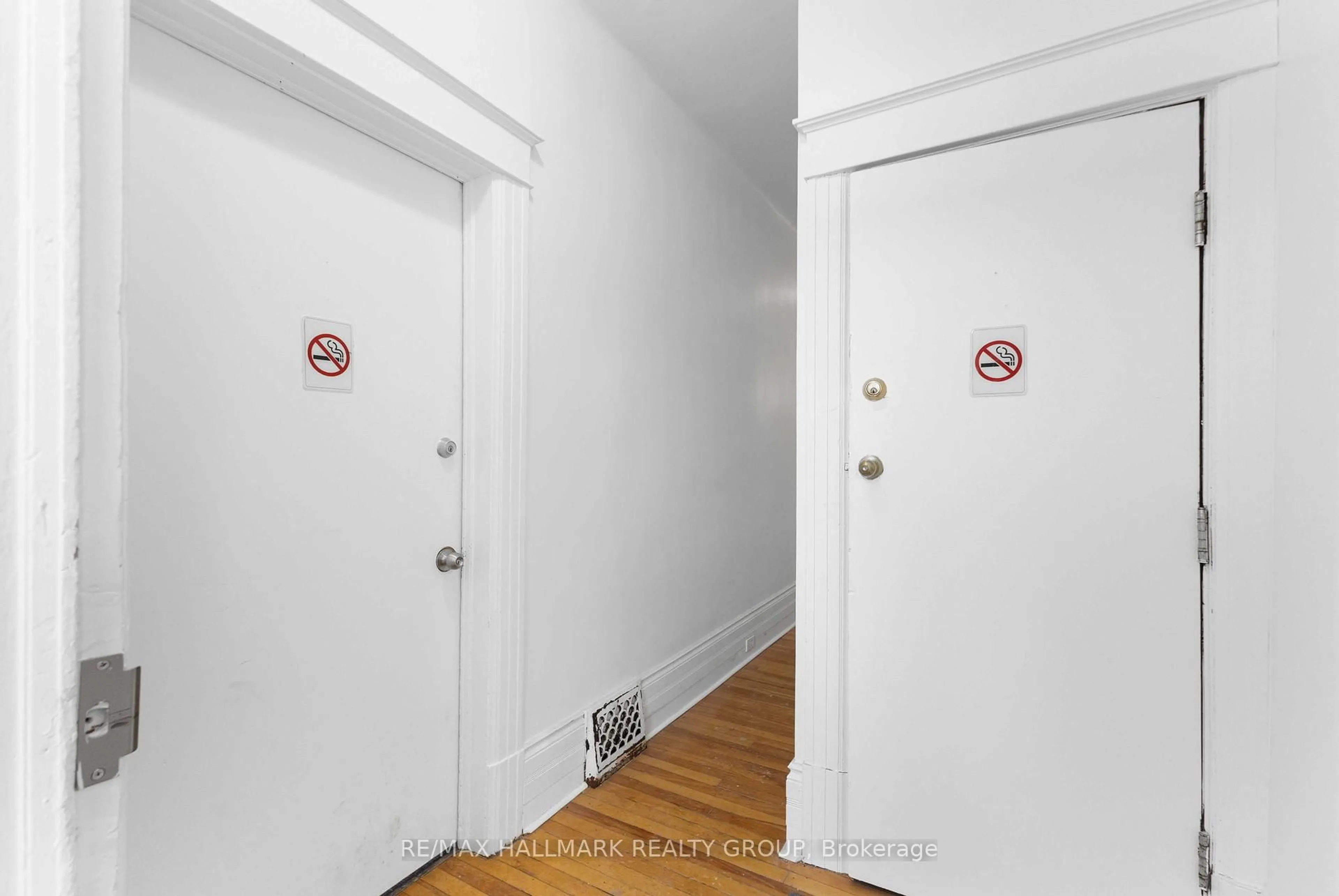 Indoor entryway for 70 Anderson St, Ottawa Ontario K1R 6T7