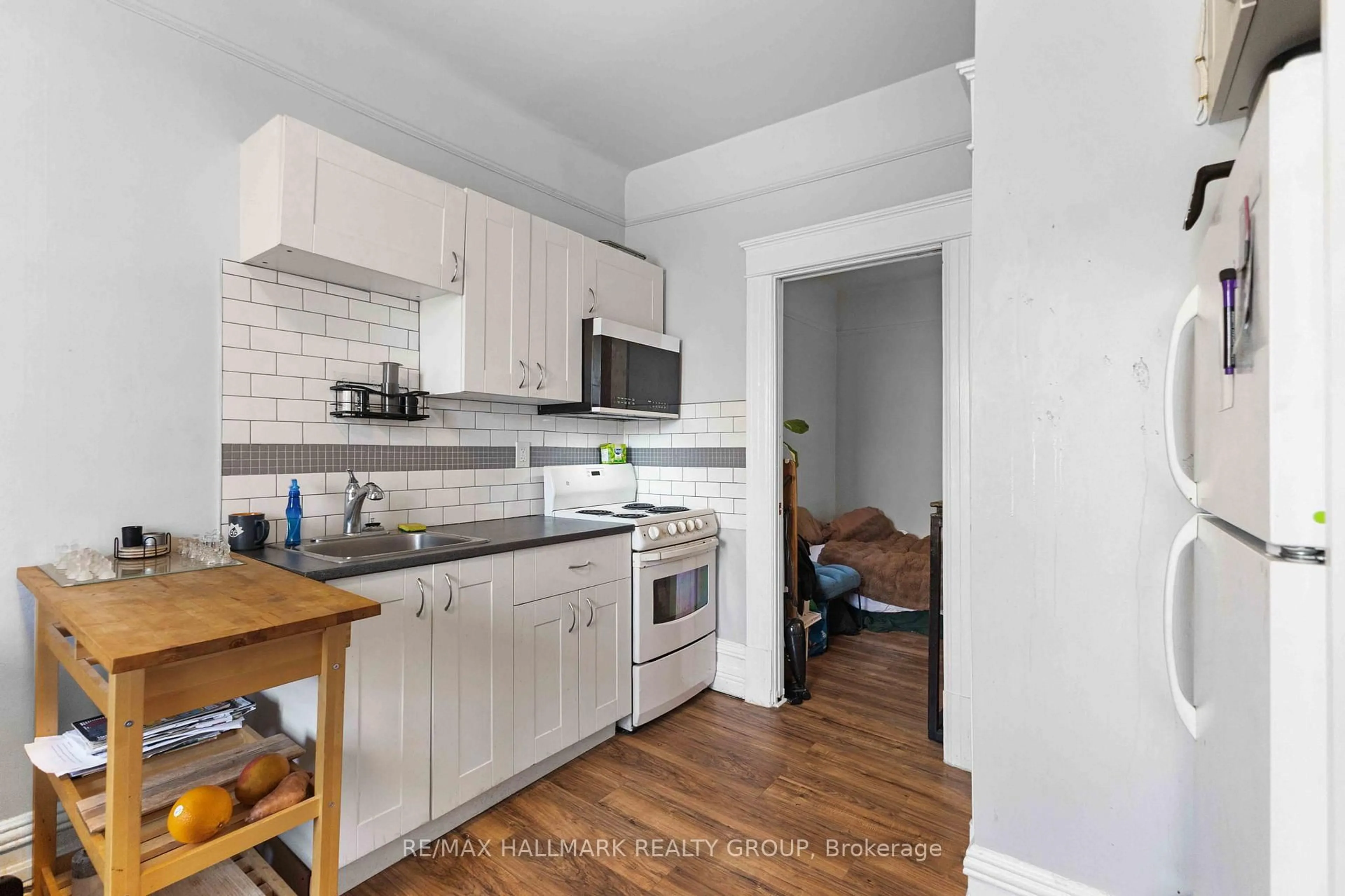 Standard kitchen, unknown for 70 Anderson St, Ottawa Ontario K1R 6T7