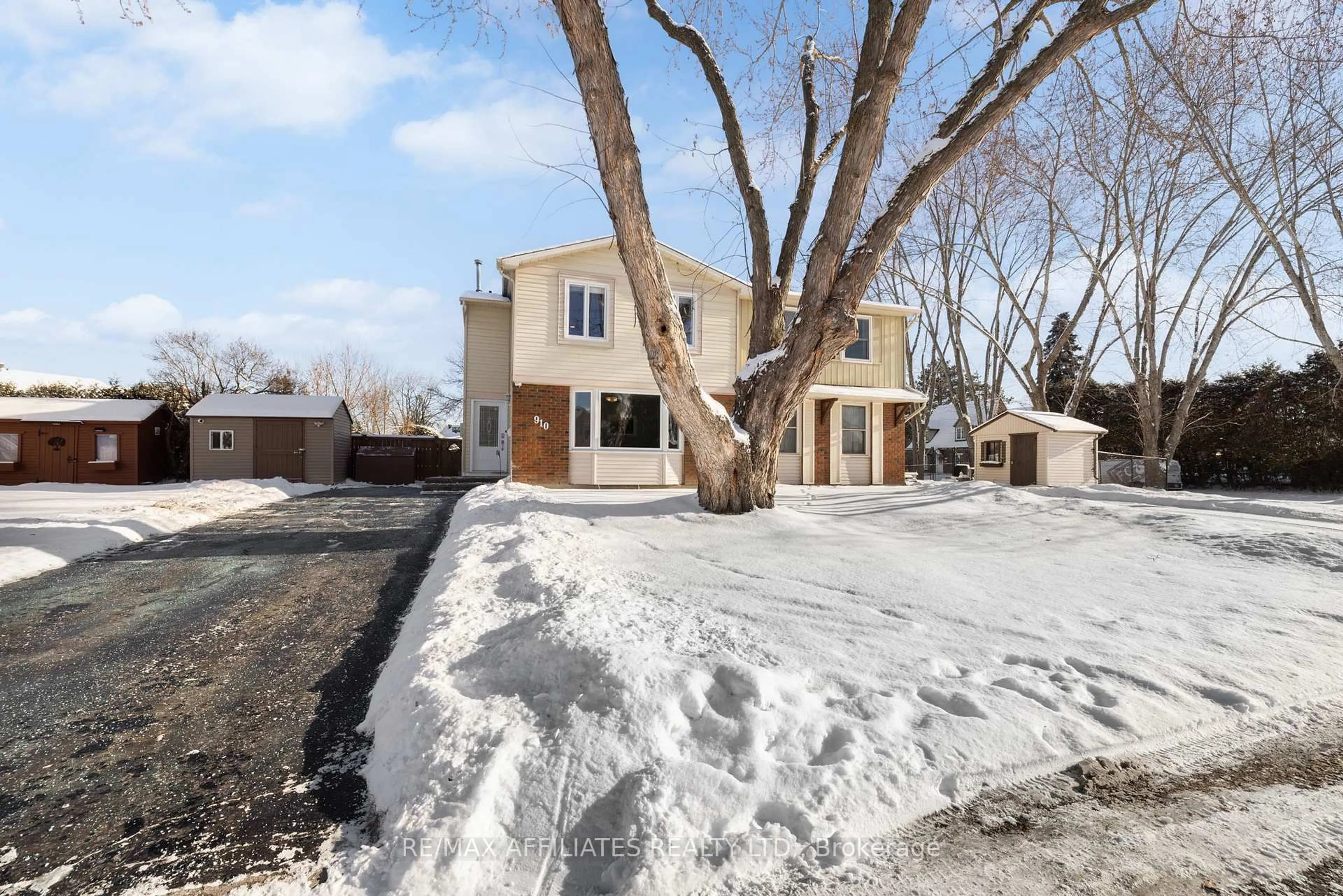 A pic from outside/outdoor area/front of a property/back of a property/a pic from drone, street for 910 Borland Dr, Orleans Ontario K1E 1X6