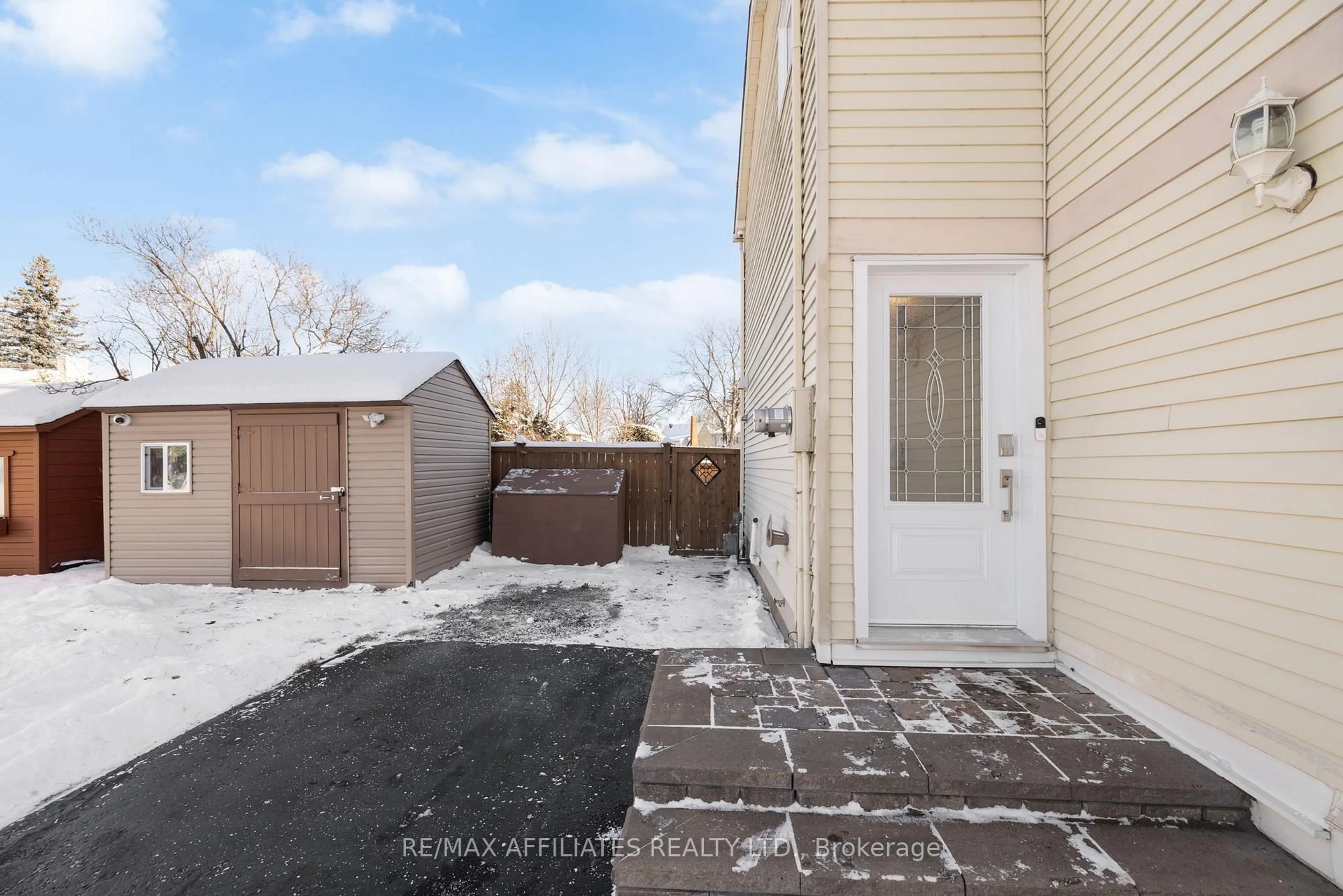 Patio, street for 910 Borland Dr, Orleans Ontario K1E 1X6