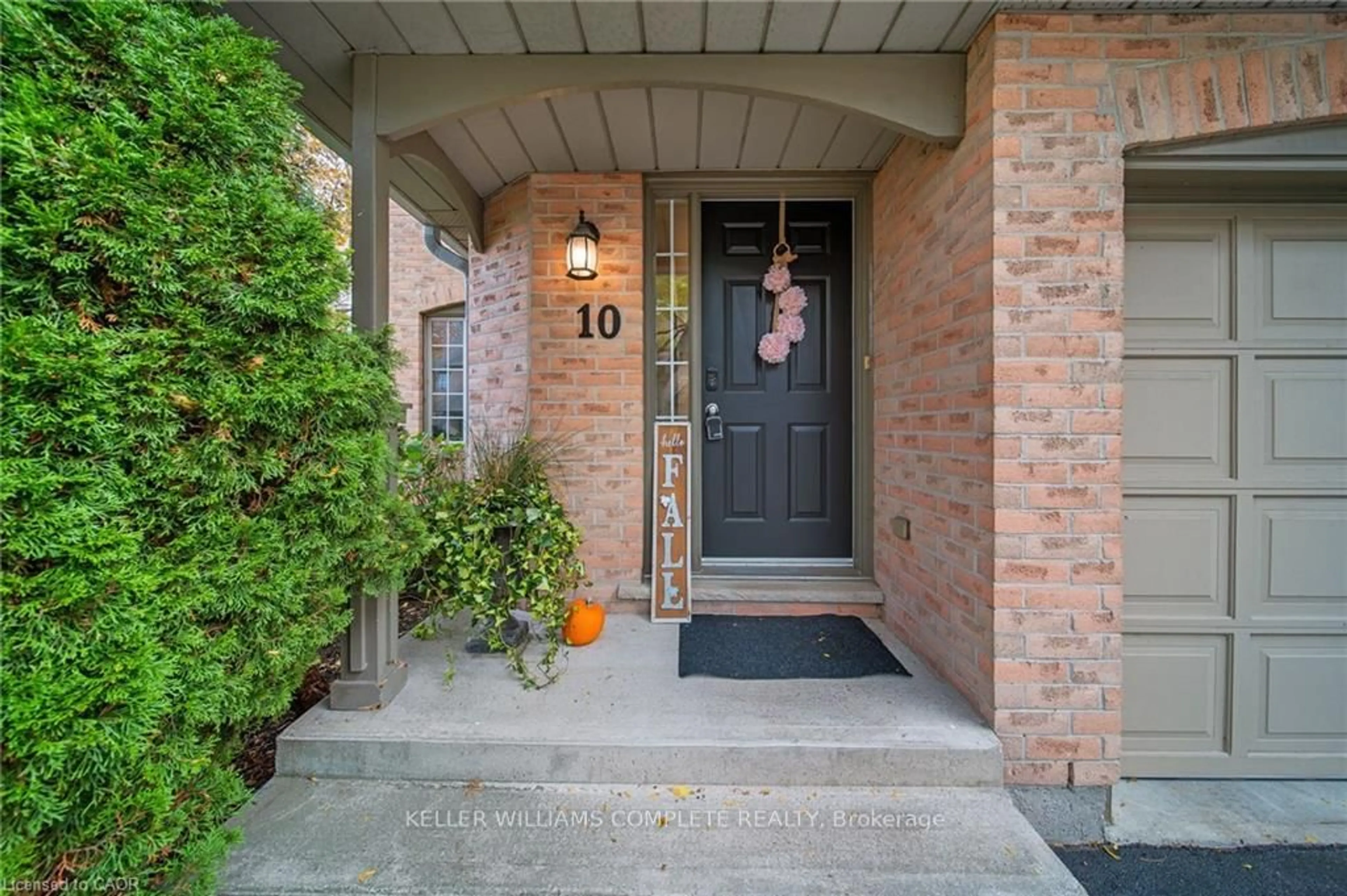Indoor entryway for 320 Hamilton Dr #10, Hamilton Ontario L9G 4W6