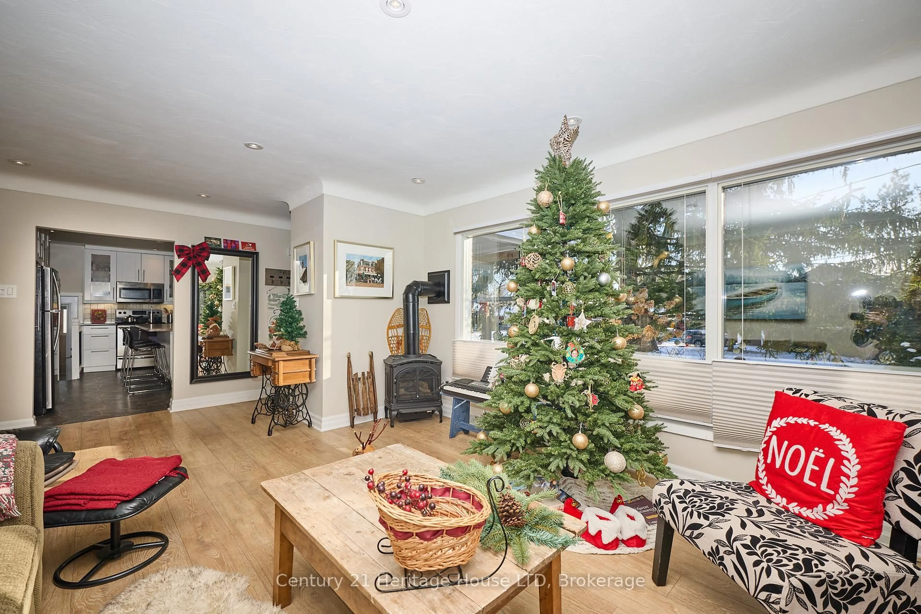 Living room with furniture, unknown for 6887 Fairlawn Cres, Niagara Falls Ontario L2G 5B1