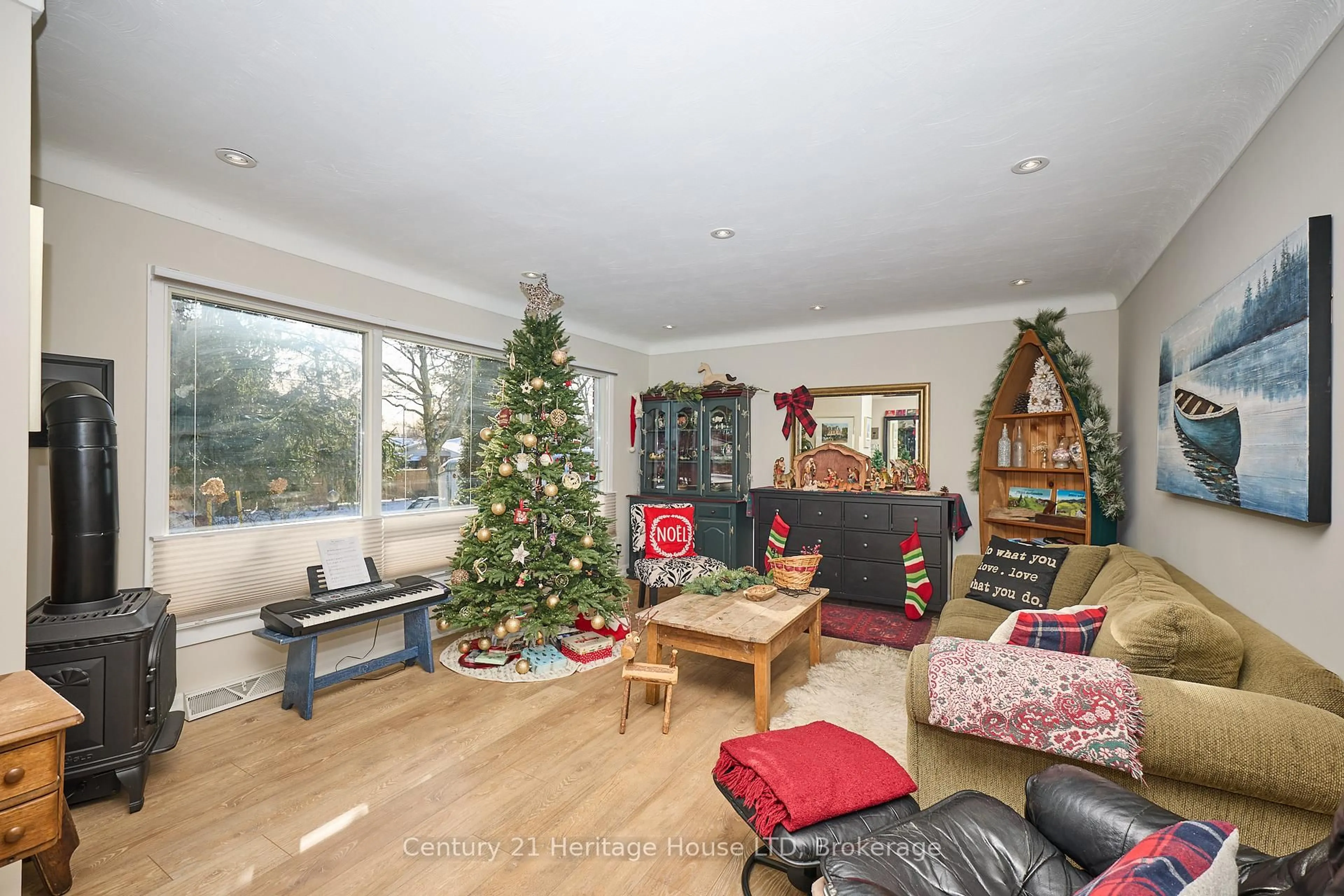 Living room with furniture, unknown for 6887 Fairlawn Cres, Niagara Falls Ontario L2G 5B1