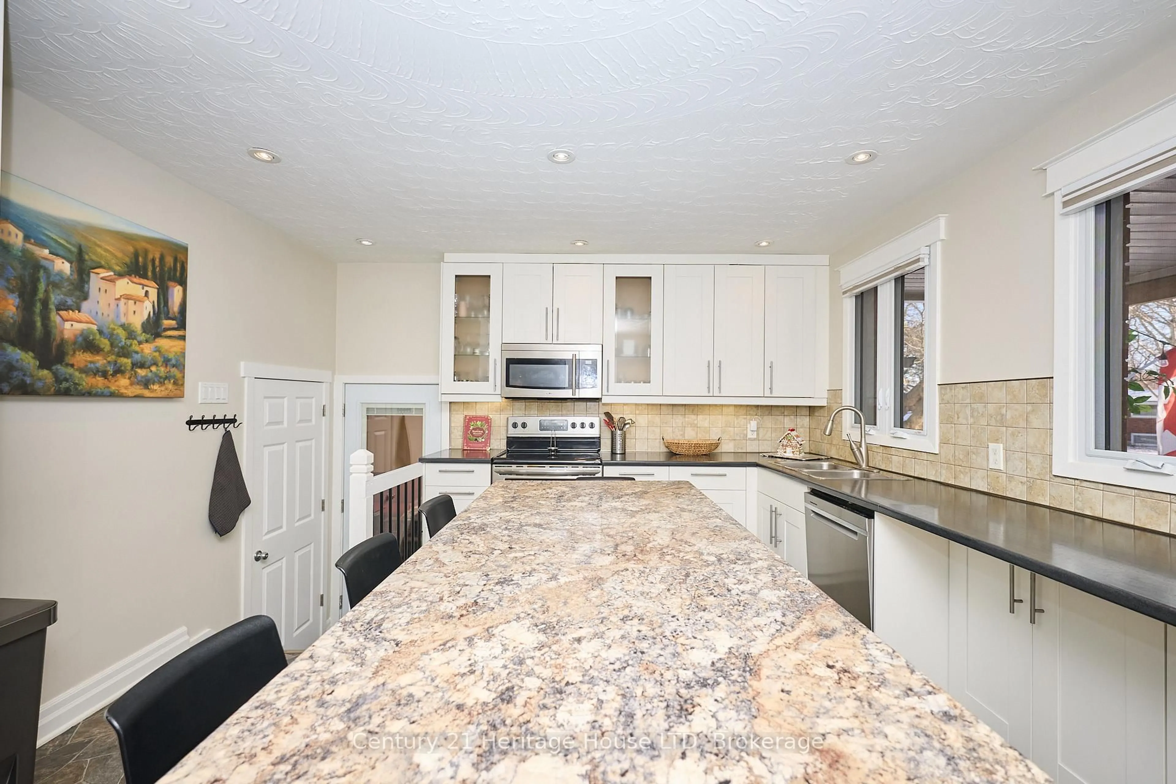 Open concept kitchen, ceramic/tile floor for 6887 Fairlawn Cres, Niagara Falls Ontario L2G 5B1