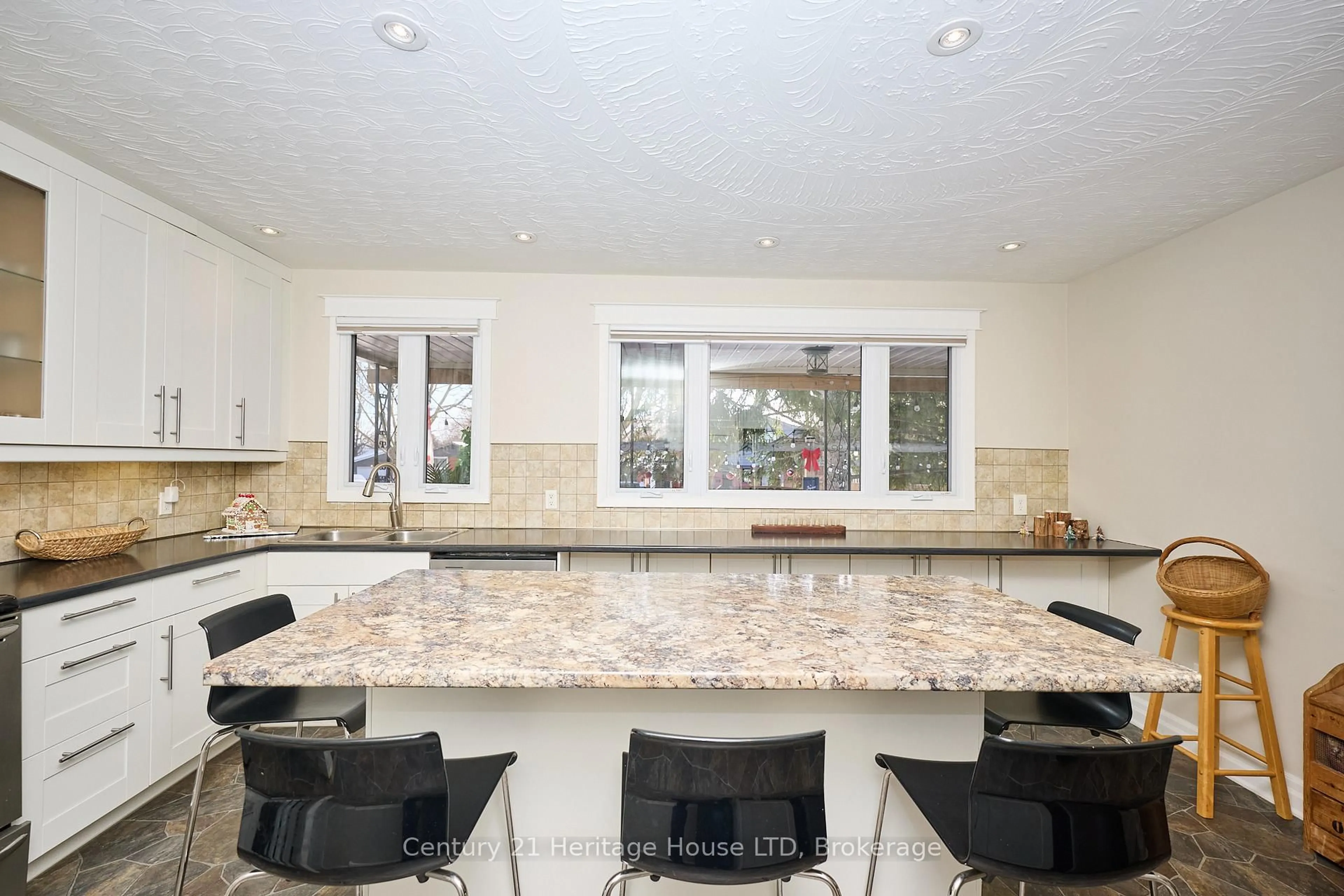 Contemporary kitchen, ceramic/tile floor for 6887 Fairlawn Cres, Niagara Falls Ontario L2G 5B1