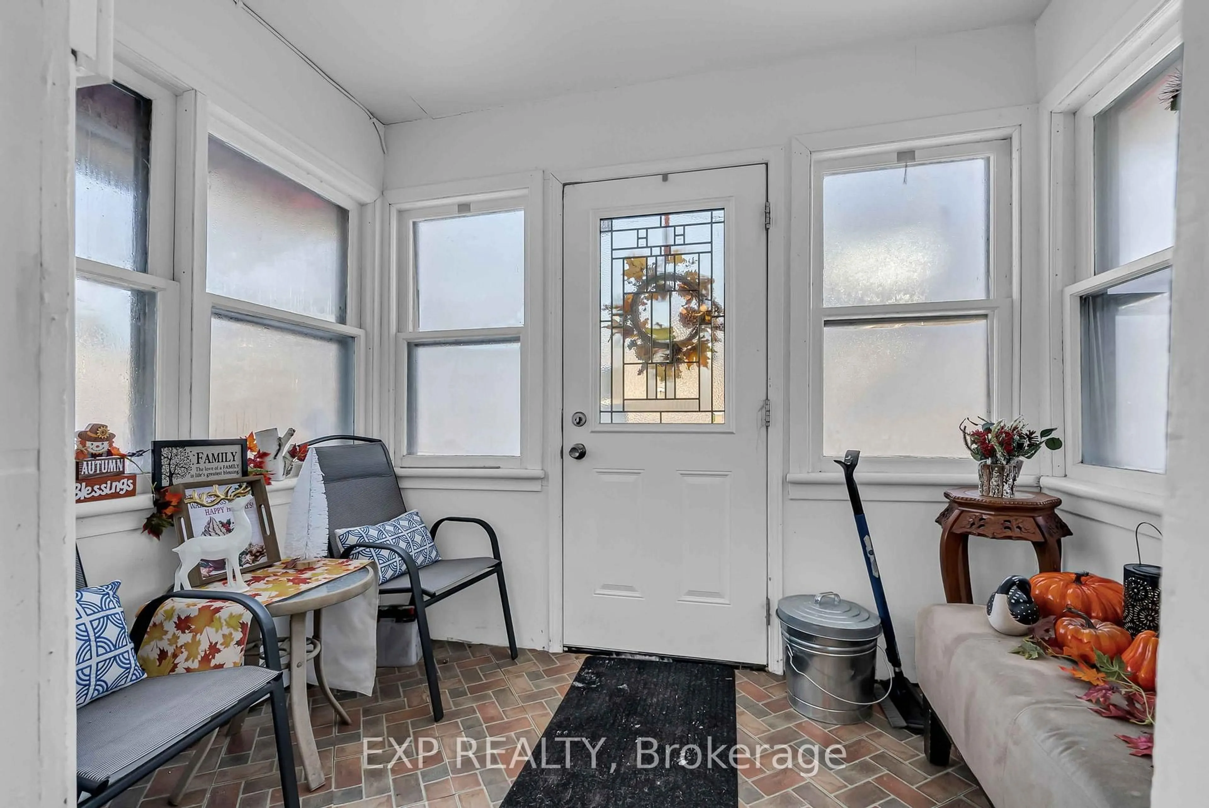 Indoor entryway for 1060 Abbot St, Cornwall Ontario K8J 4R4