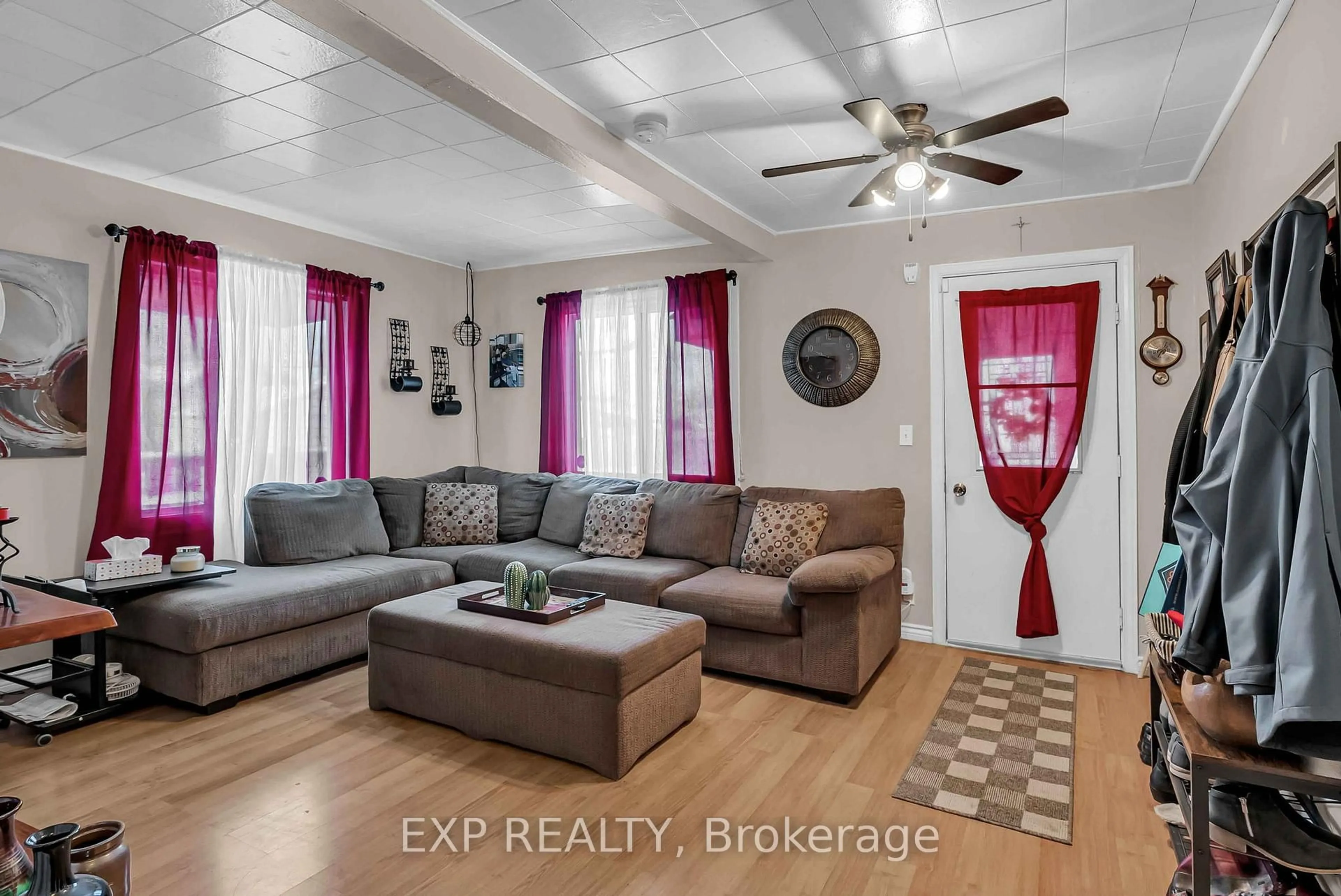 Living room with furniture, unknown for 1060 Abbot St, Cornwall Ontario K8J 4R4