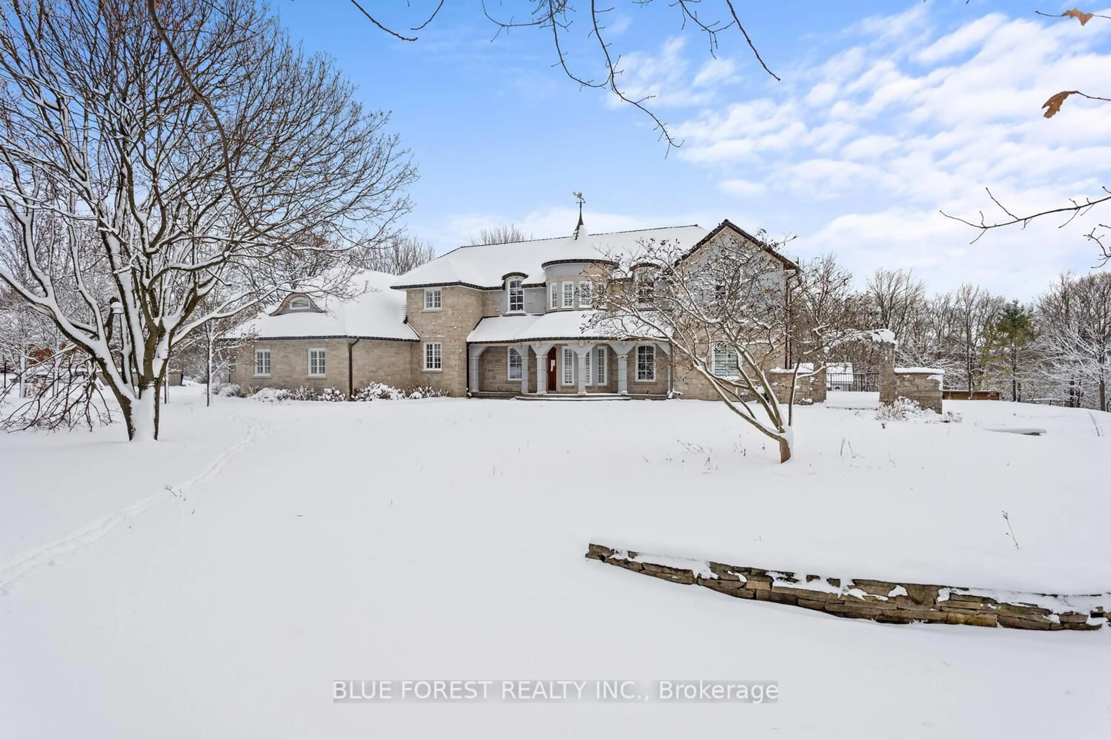 A pic from outside/outdoor area/front of a property/back of a property/a pic from drone, unknown for 2955 Catherine St, Thames Centre Ontario N0L 1G4