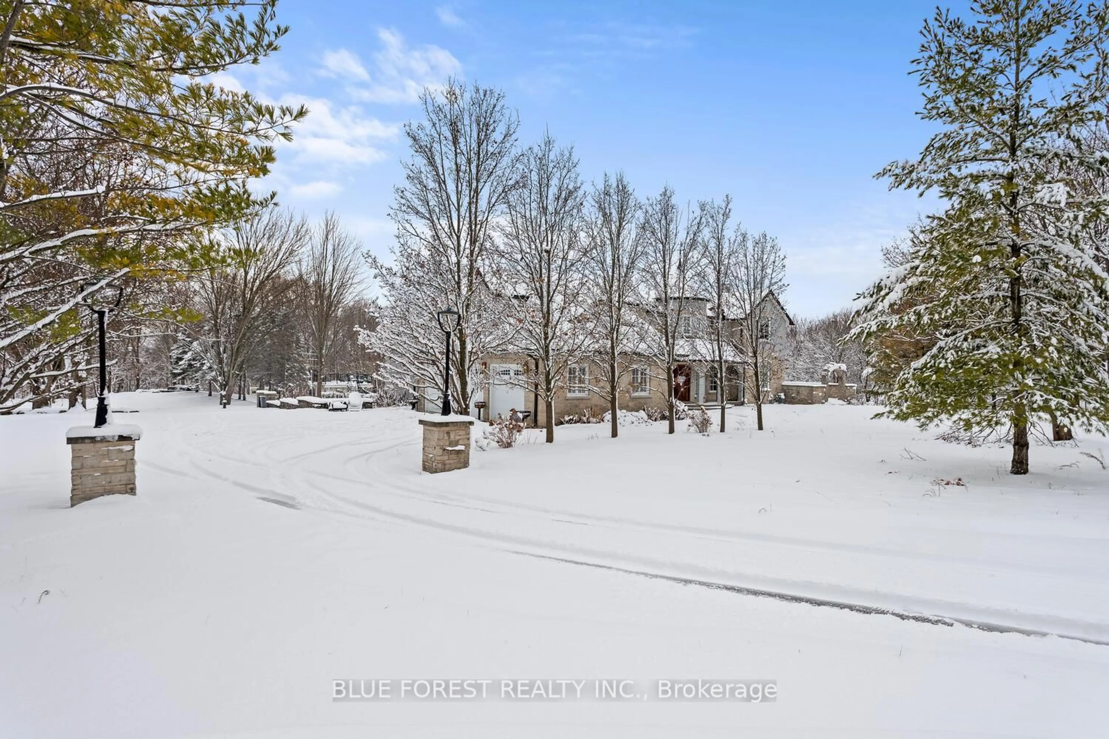 A pic from outside/outdoor area/front of a property/back of a property/a pic from drone, unknown for 2955 Catherine St, Thames Centre Ontario N0L 1G4