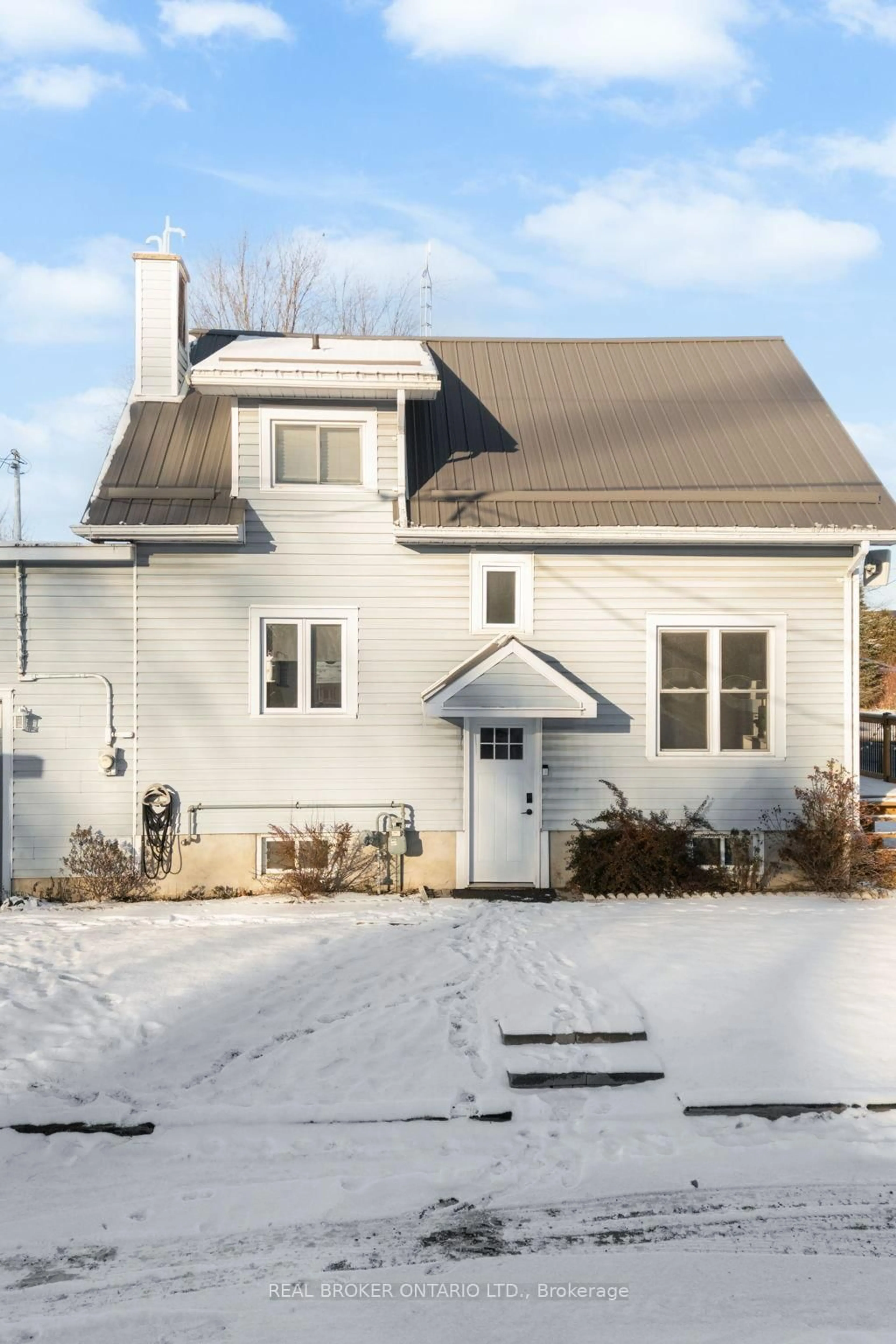 Home with vinyl exterior material, street for 11505 Queen St, North Dundas Ontario K0E 1J0