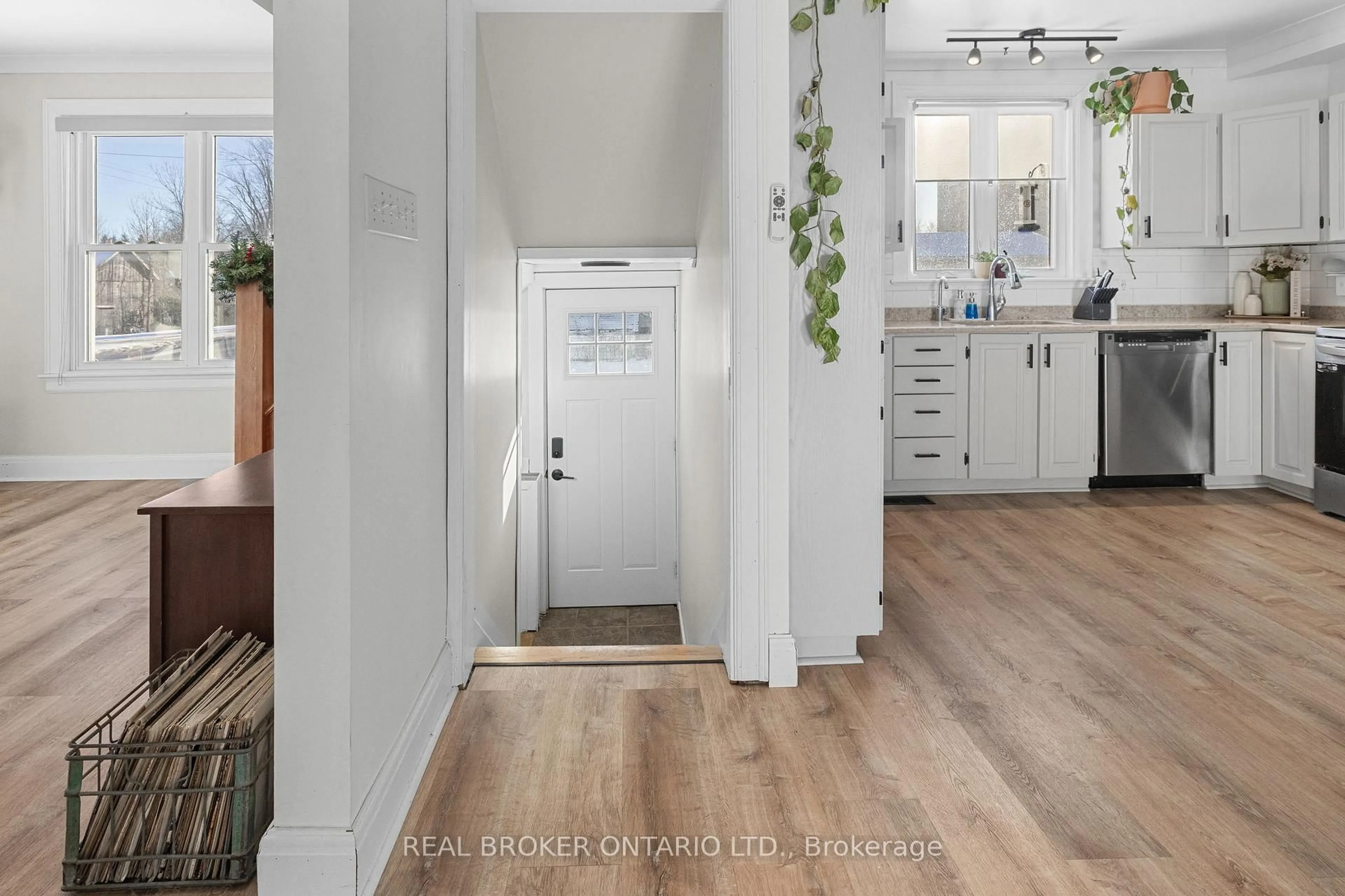 Indoor entryway for 11505 Queen St, North Dundas Ontario K0E 1J0