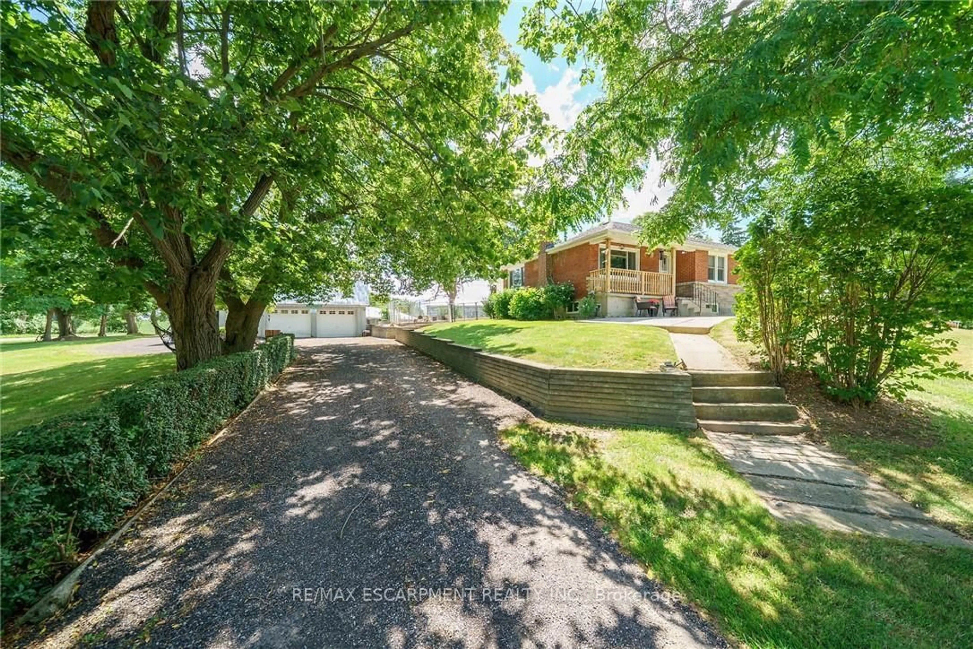 A pic from outside/outdoor area/front of a property/back of a property/a pic from drone, street for 226 Carluke Rd, Hamilton Ontario L9G 3L1