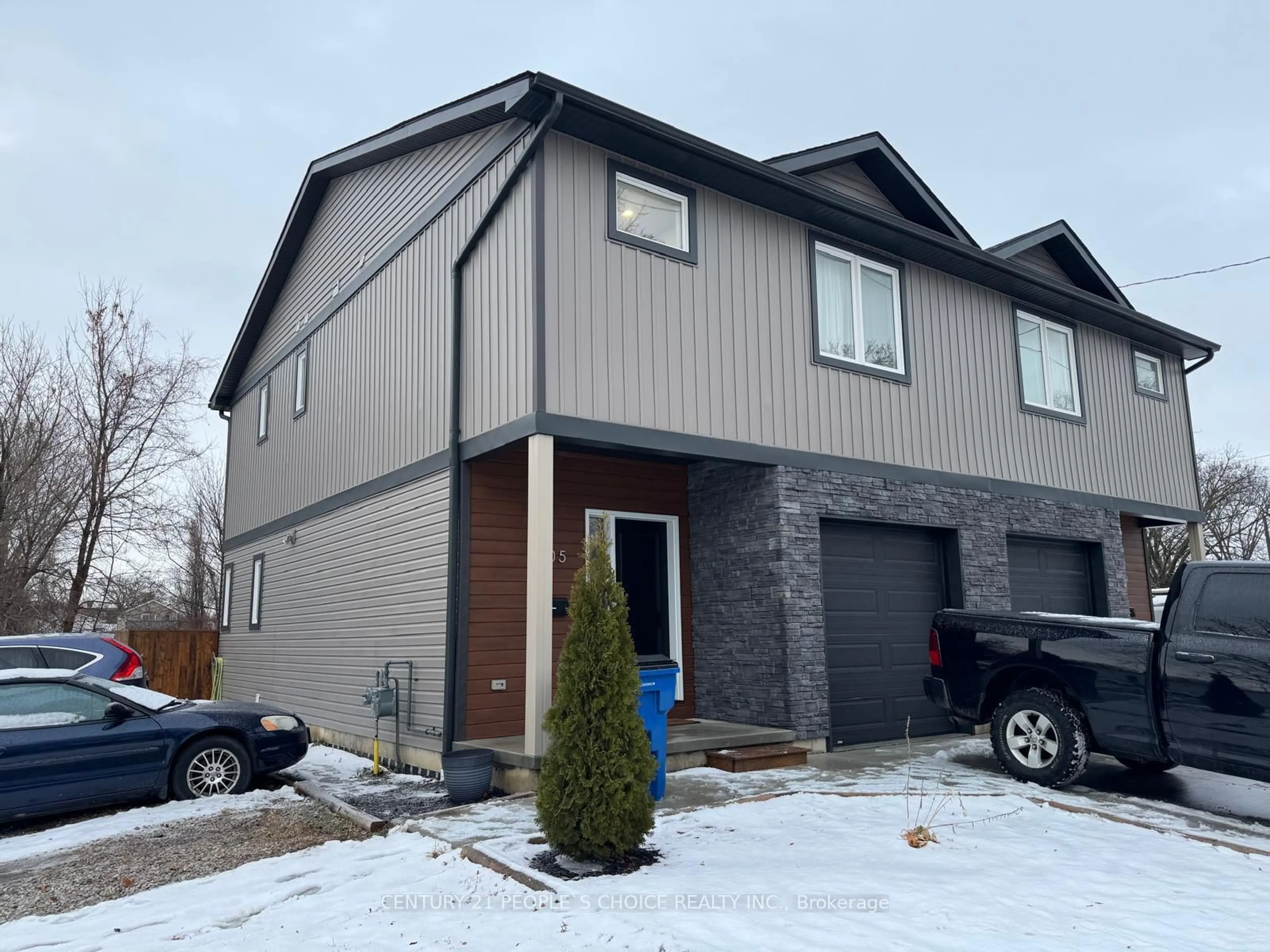 Home with vinyl exterior material, street for 105 King St, Chatham-Kent Ontario N7M 3N1