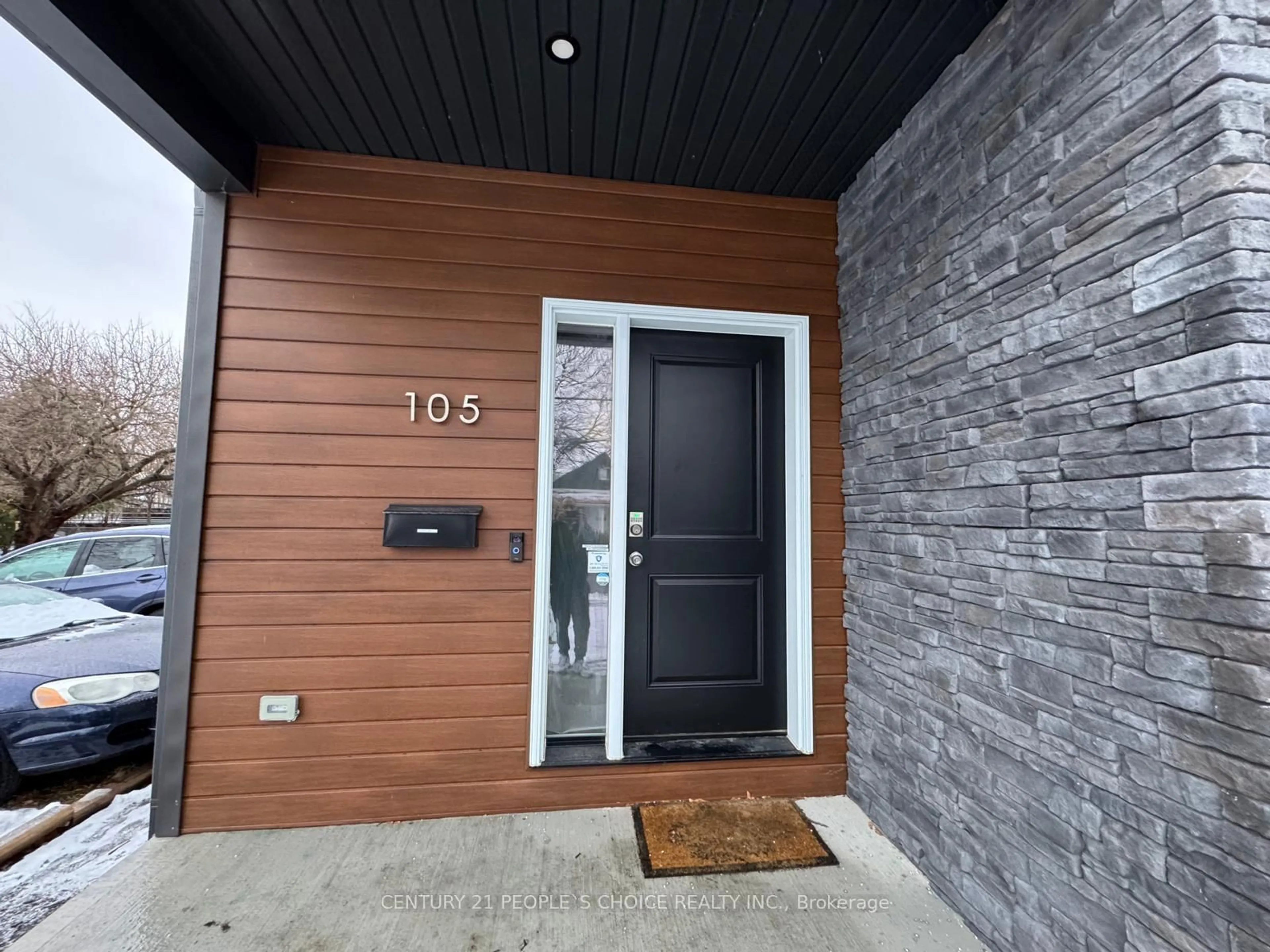 Indoor entryway for 105 King St, Chatham-Kent Ontario N7M 3N1