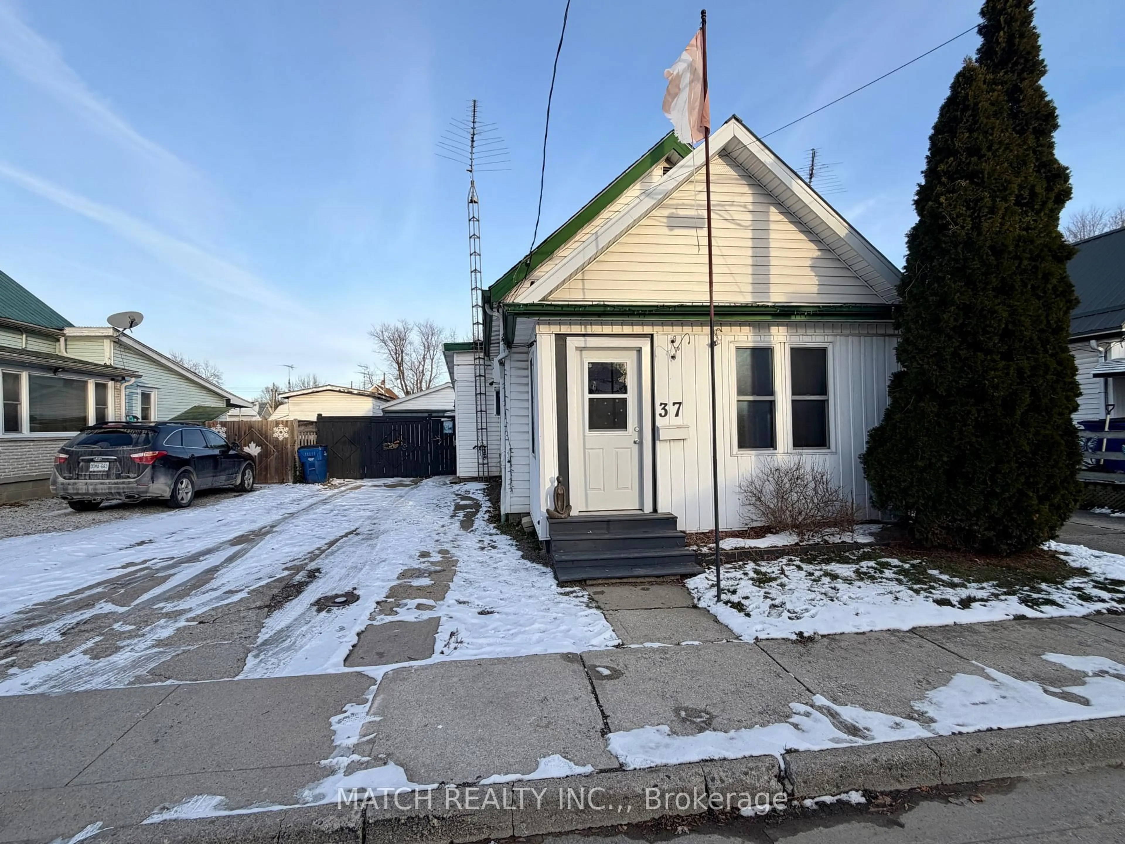 A pic from outside/outdoor area/front of a property/back of a property/a pic from drone, street for 37 Foster St, Chatham-Kent Ontario N7M 4N4