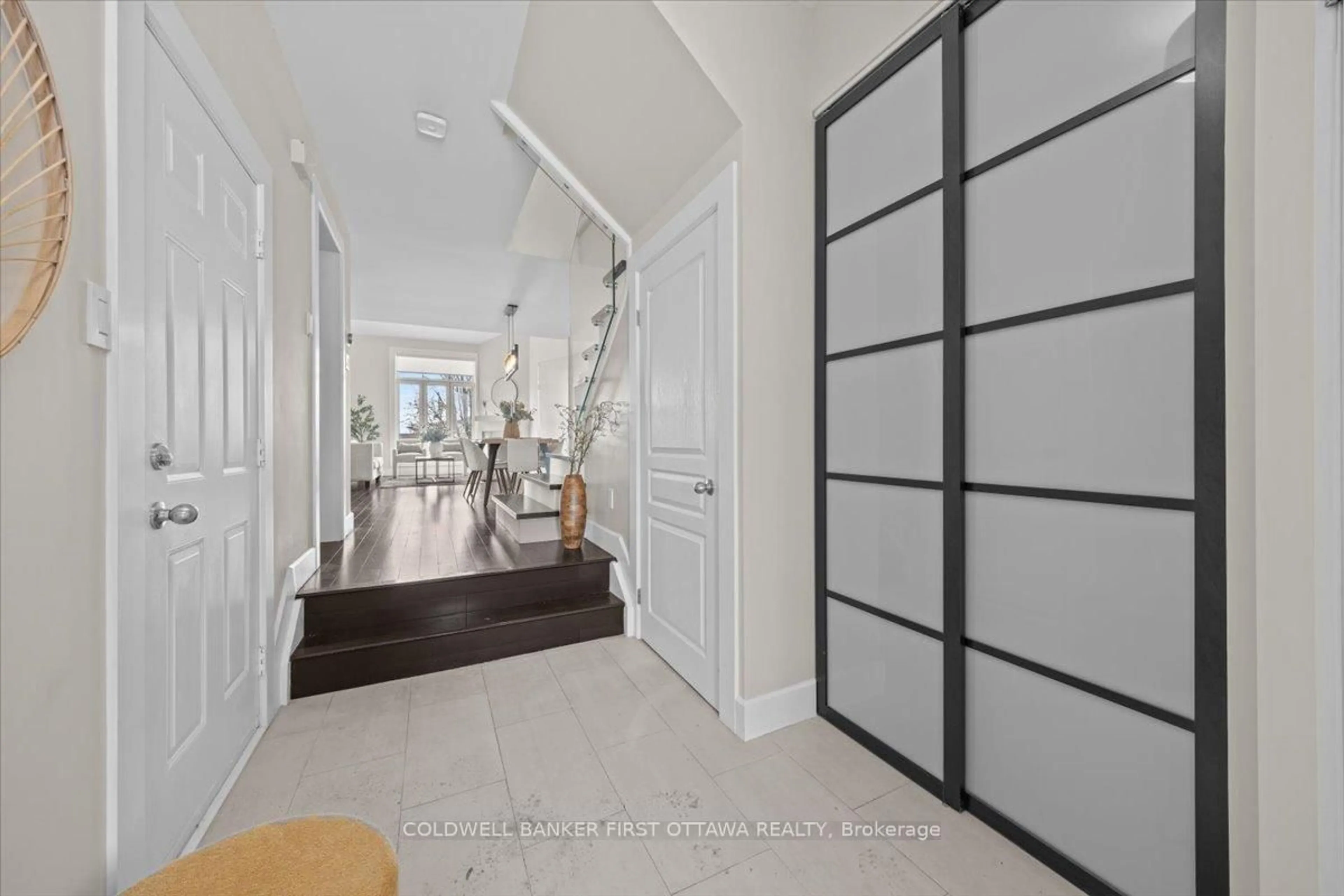 Indoor entryway for 4446 WILDMINT Sq, Ottawa Ontario K1V 1N6