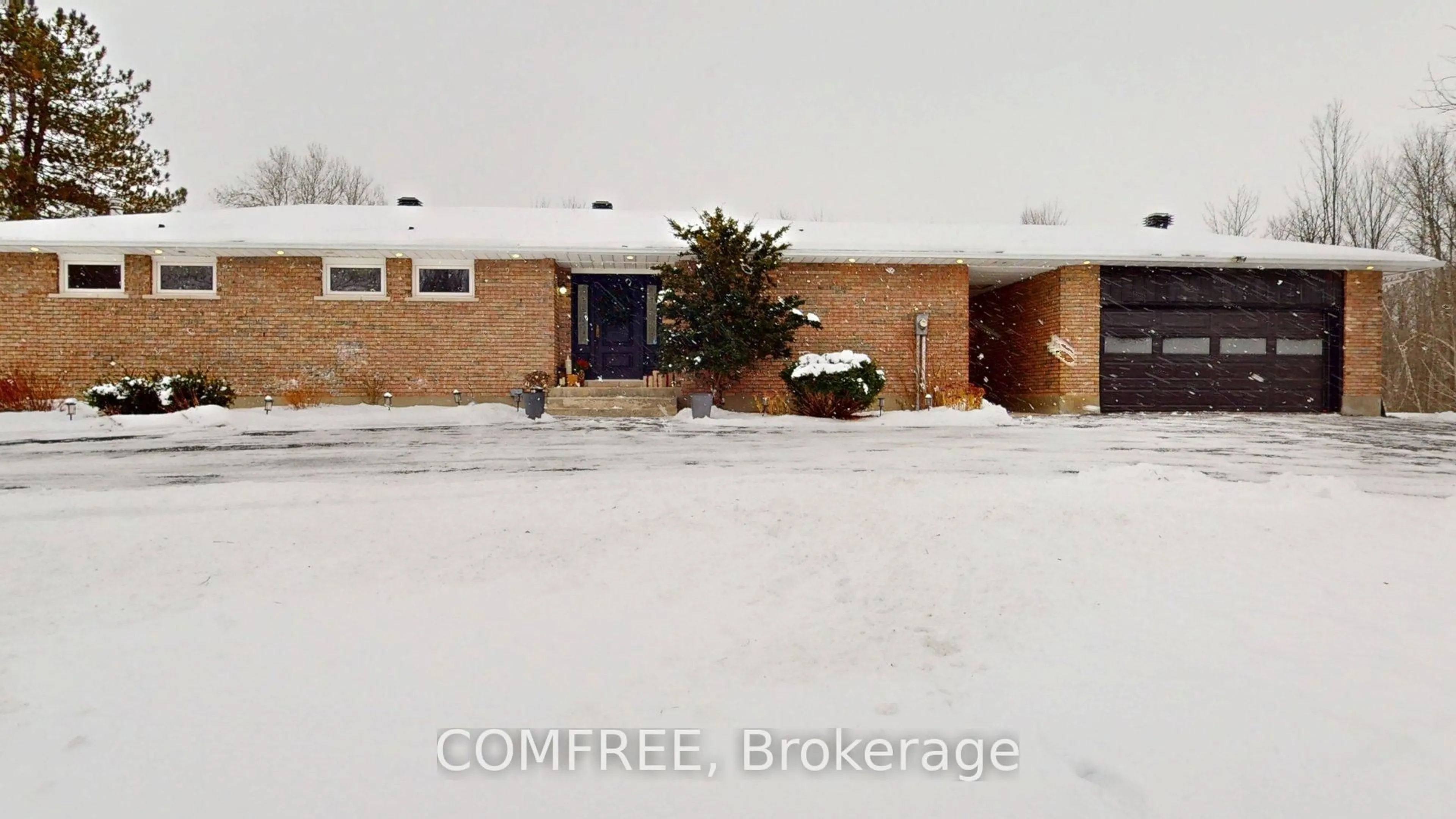 A pic from outside/outdoor area/front of a property/back of a property/a pic from drone, street for 1500 Du Golf Rd, Clarence-Rockland Ontario K0A 1N0