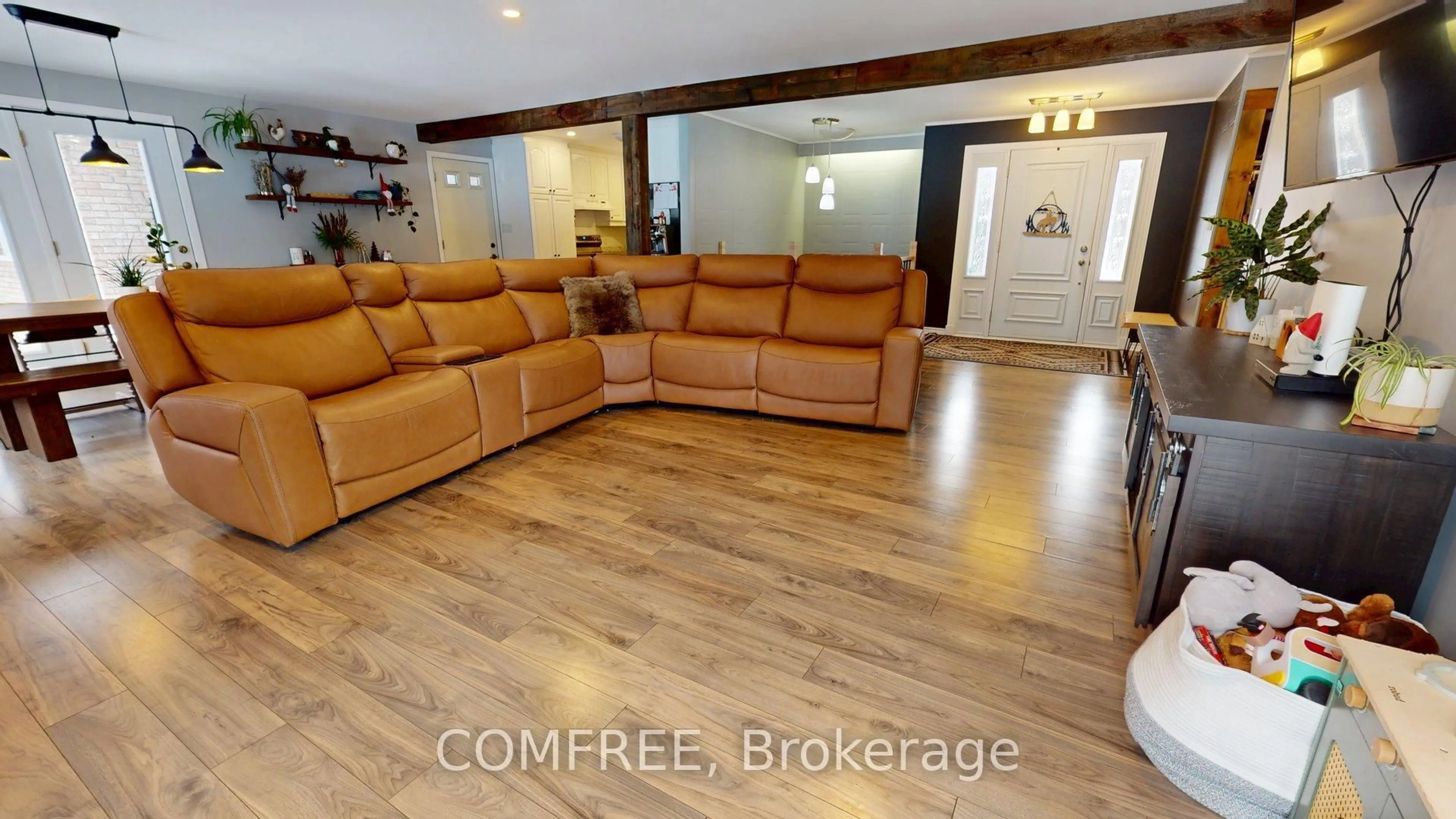 Living room with furniture, unknown for 1500 Du Golf Rd, Clarence-Rockland Ontario K0A 1N0