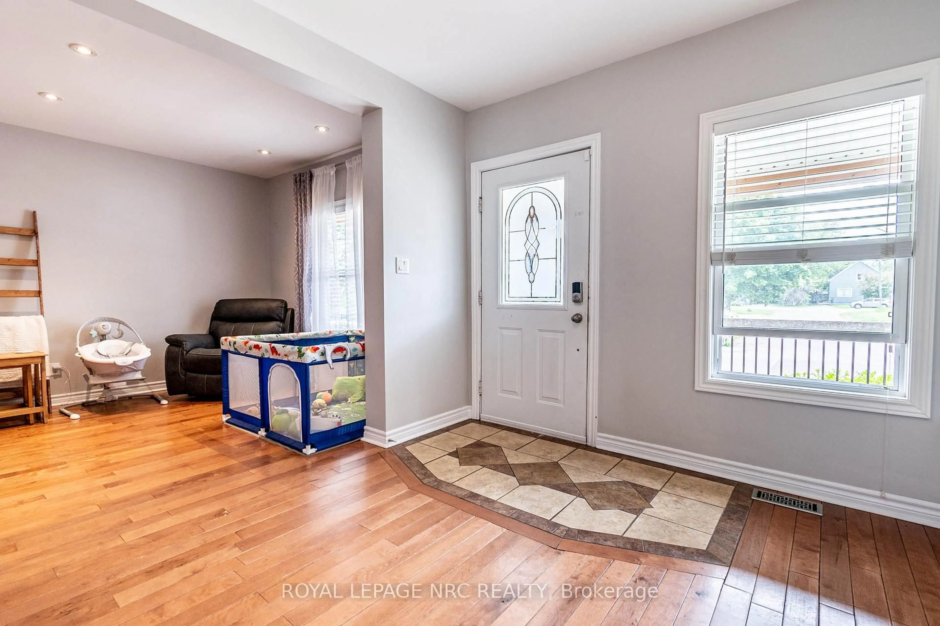 Indoor entryway for 13 Violet St, St. Catharines Ontario L2S 2X1
