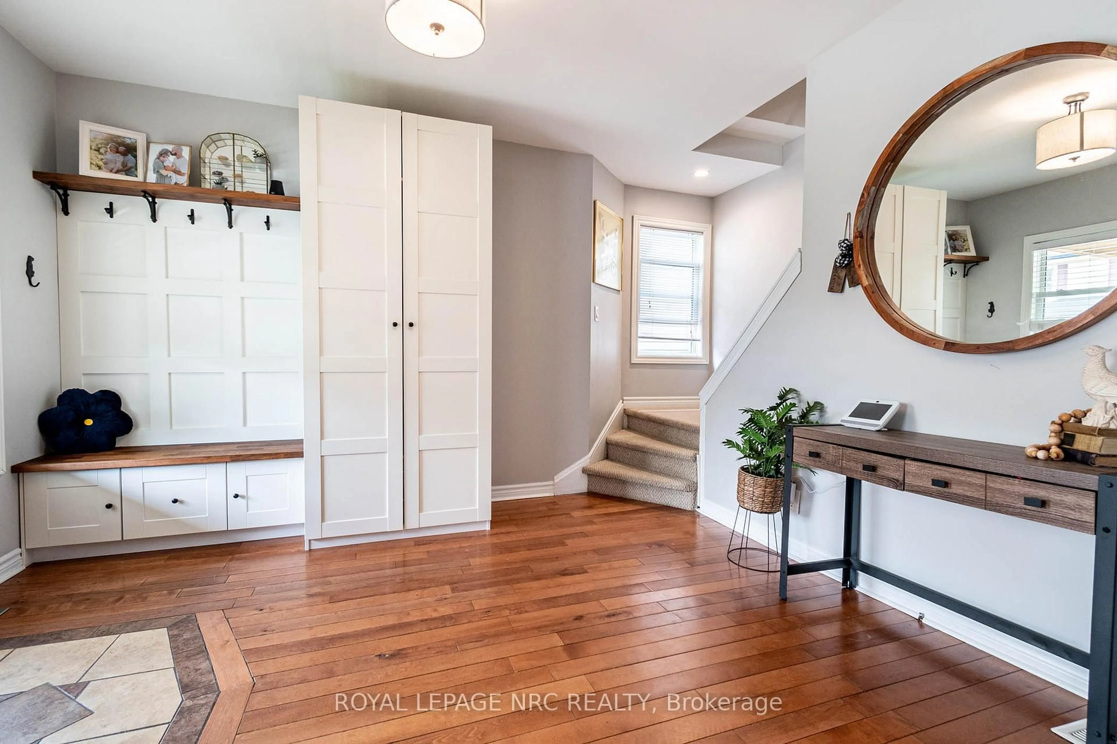 Indoor entryway for 13 Violet St, St. Catharines Ontario L2S 2X1