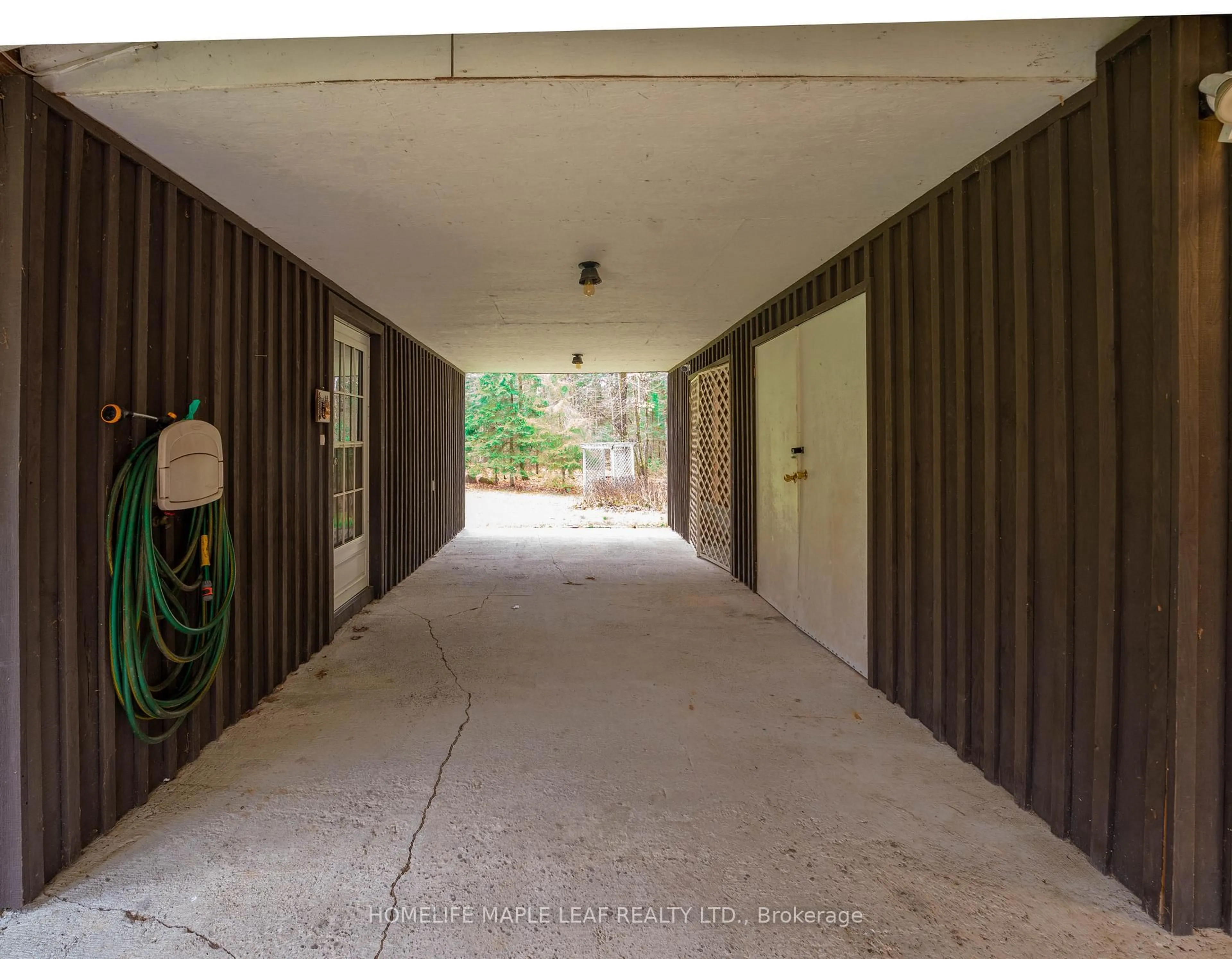 Indoor foyer for 1507 MUSKOKA 117 Rd, Bracebridge Ontario P1L 1W9
