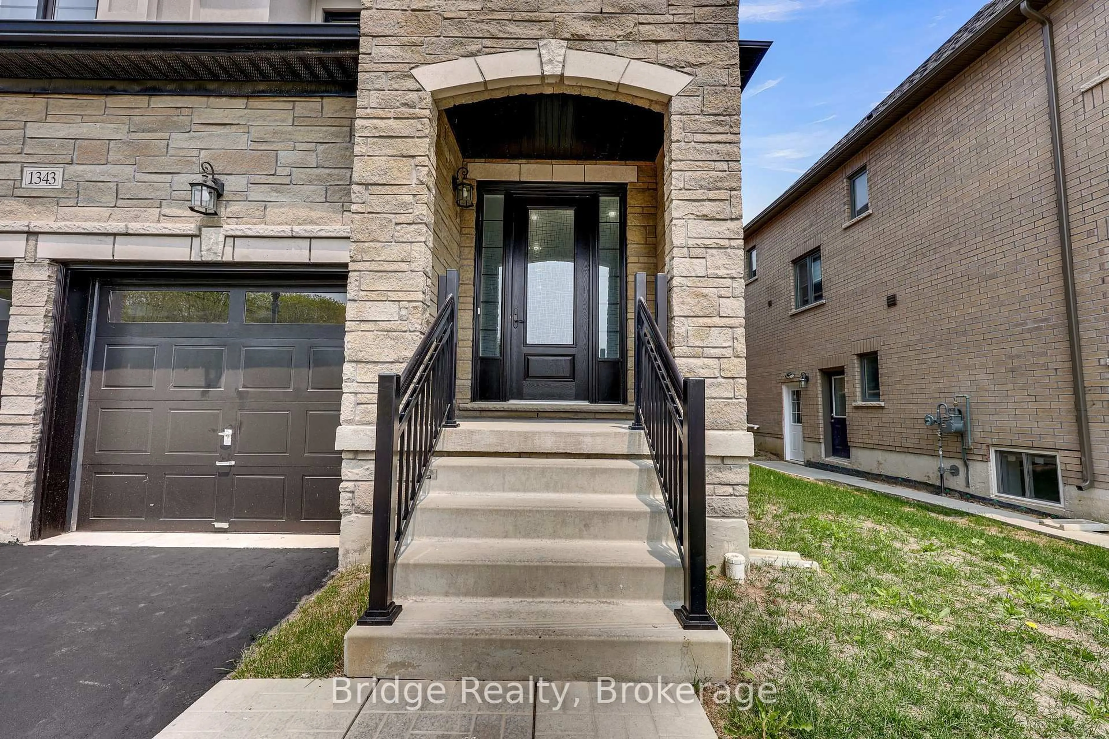 Indoor entryway for 1343 Upper Thames Dr, Woodstock Ontario N4T 0N1