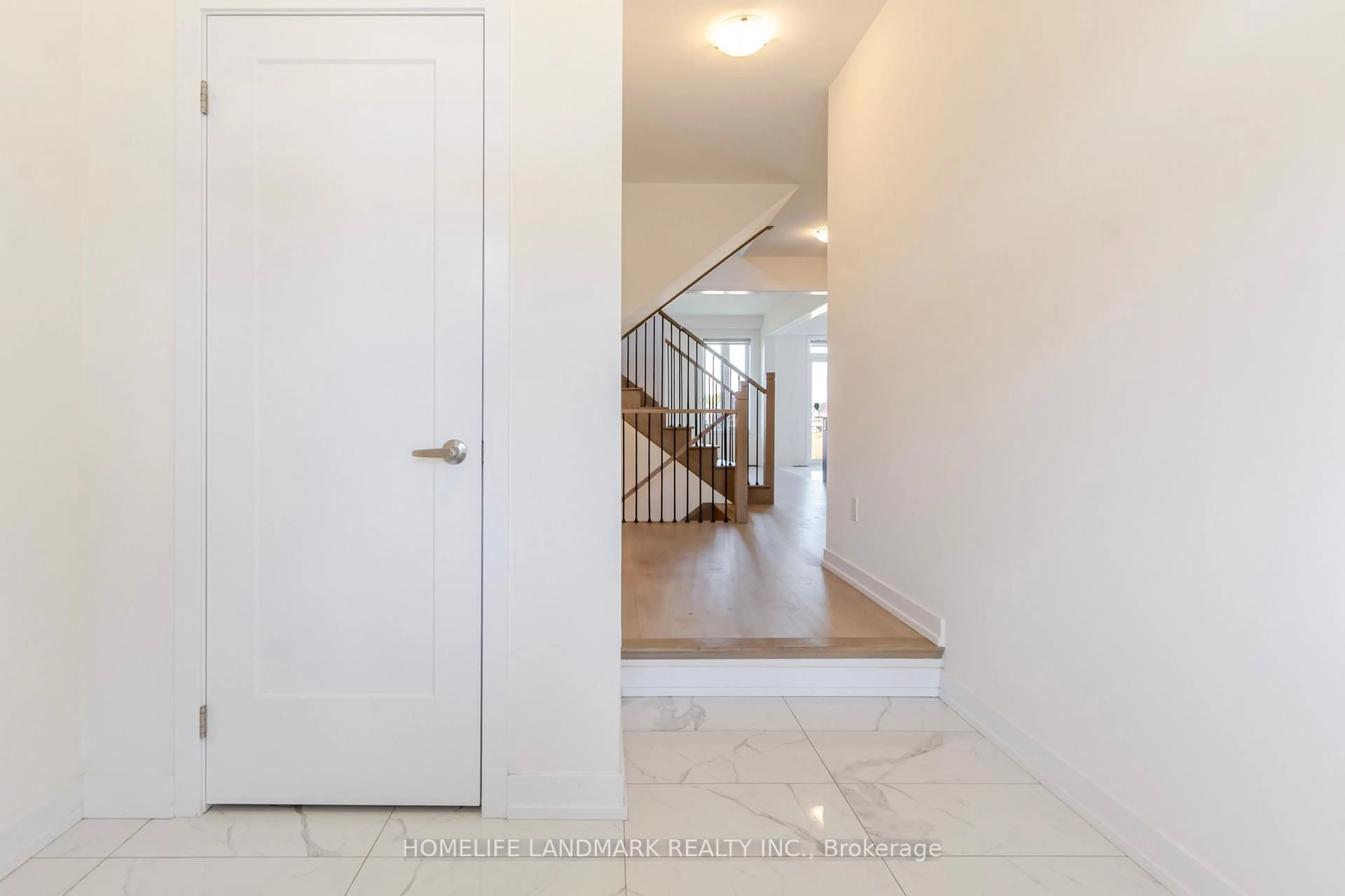 Indoor entryway for 141 Lumb Dr, Cambridge Ontario N1T 0E7