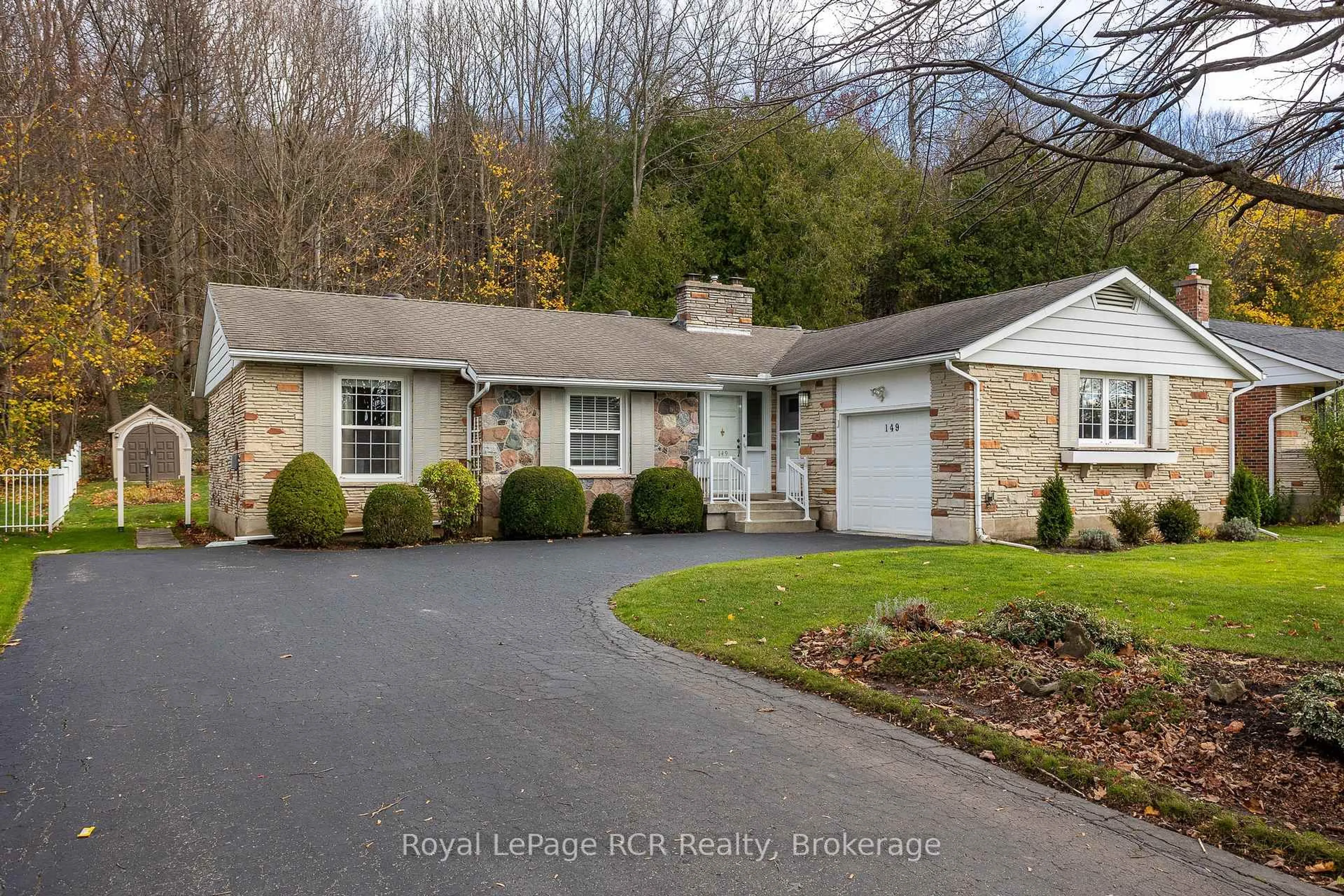 Home with vinyl exterior material, street for 149 7th Ave, Owen Sound Ontario N4K 2W8