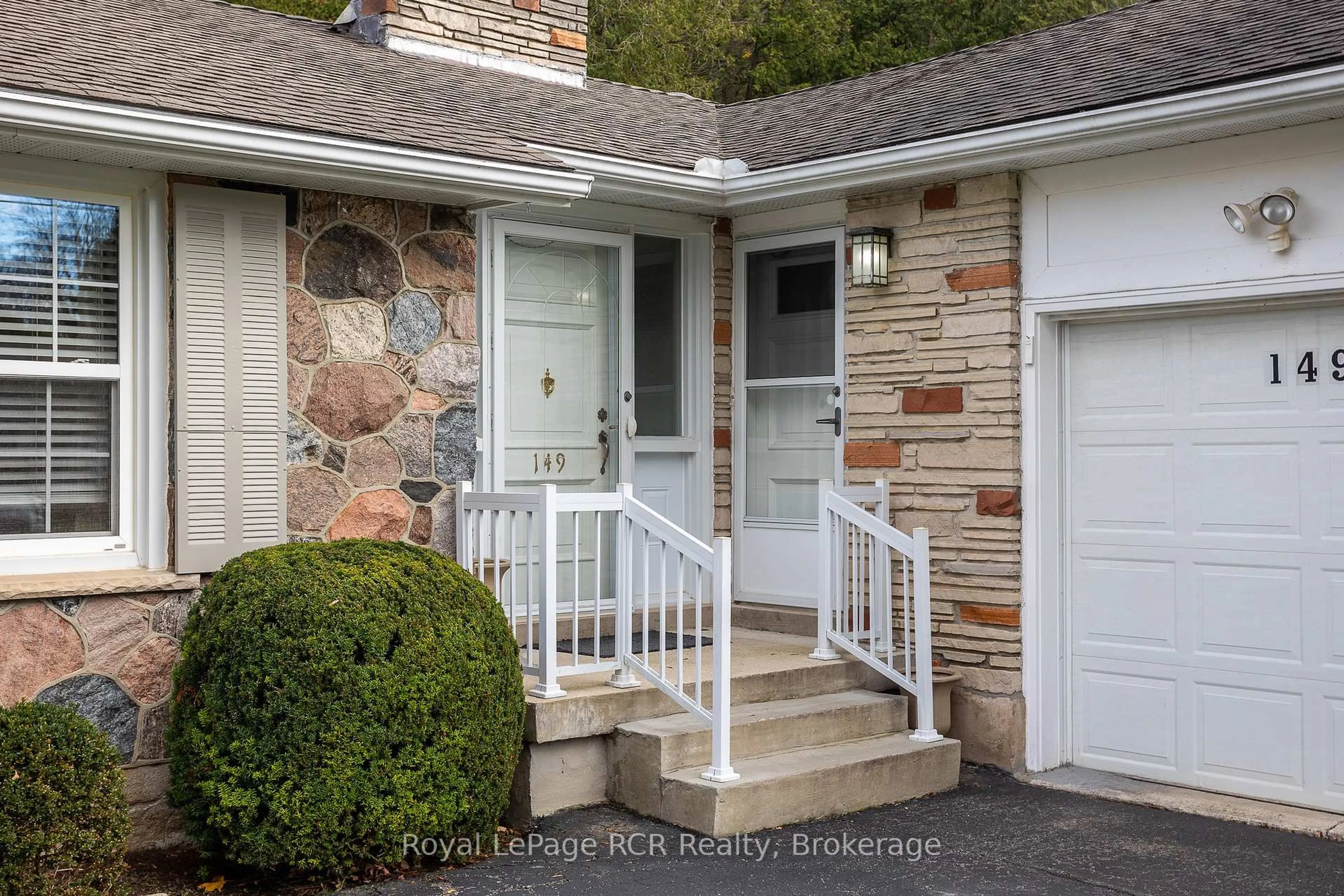 Indoor entryway for 149 7th Ave, Owen Sound Ontario N4K 2W8