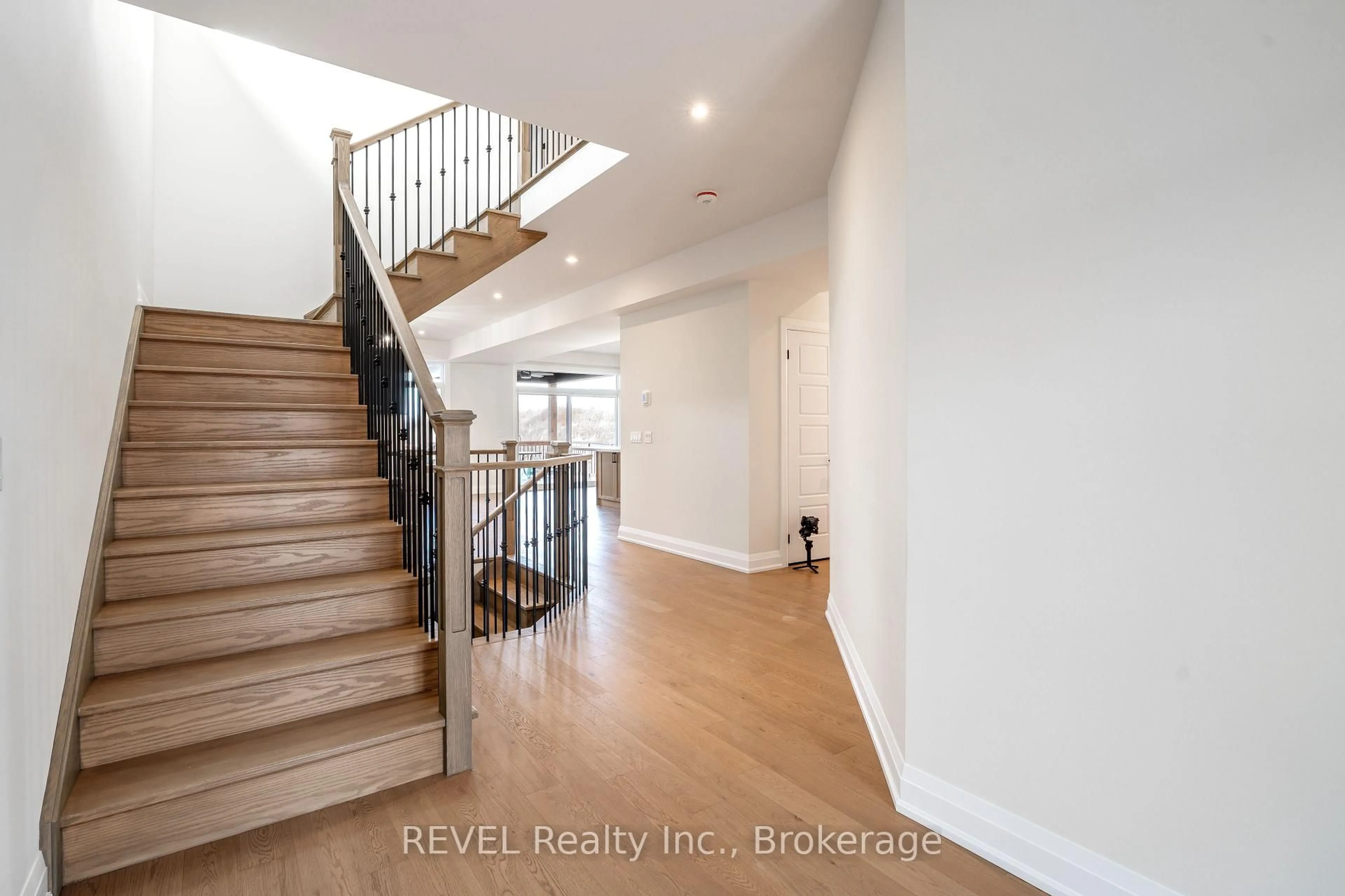 Indoor entryway for 1190 UPPERS Lane, Thorold Ontario L2V 0H1