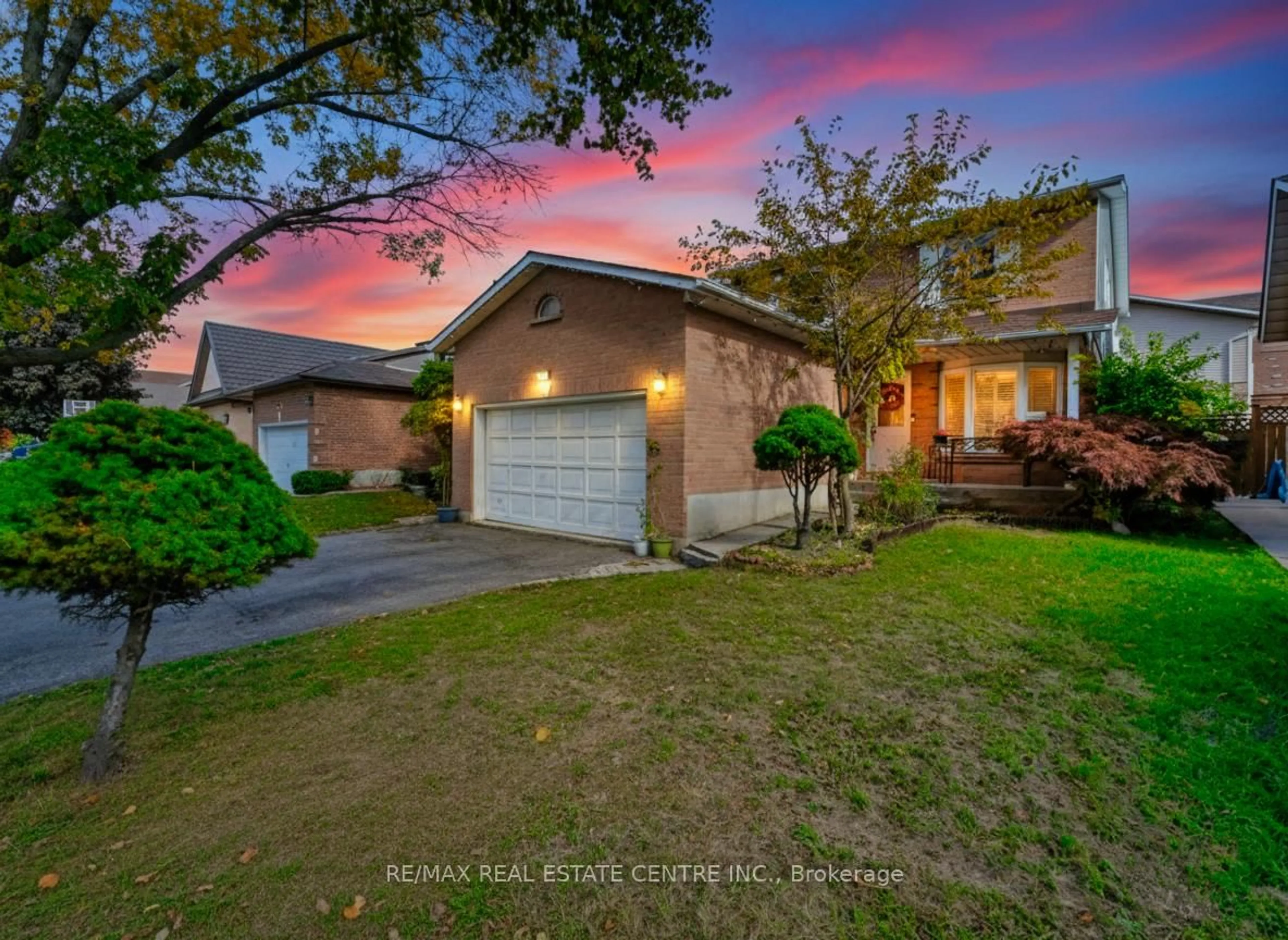 A pic from outside/outdoor area/front of a property/back of a property/a pic from drone, street for 635 Rexford Dr, Hamilton Ontario L8W 3E7